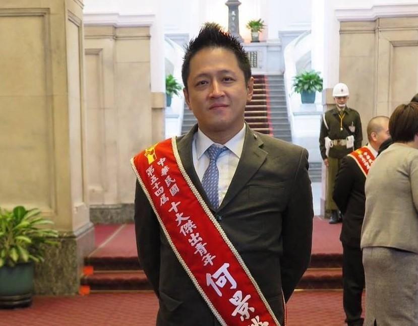 曾獲十大傑出青年的「新二代」何景榮，將代表民眾黨出戰藍綠「雙帥」。（翻攝自何景榮臉書）