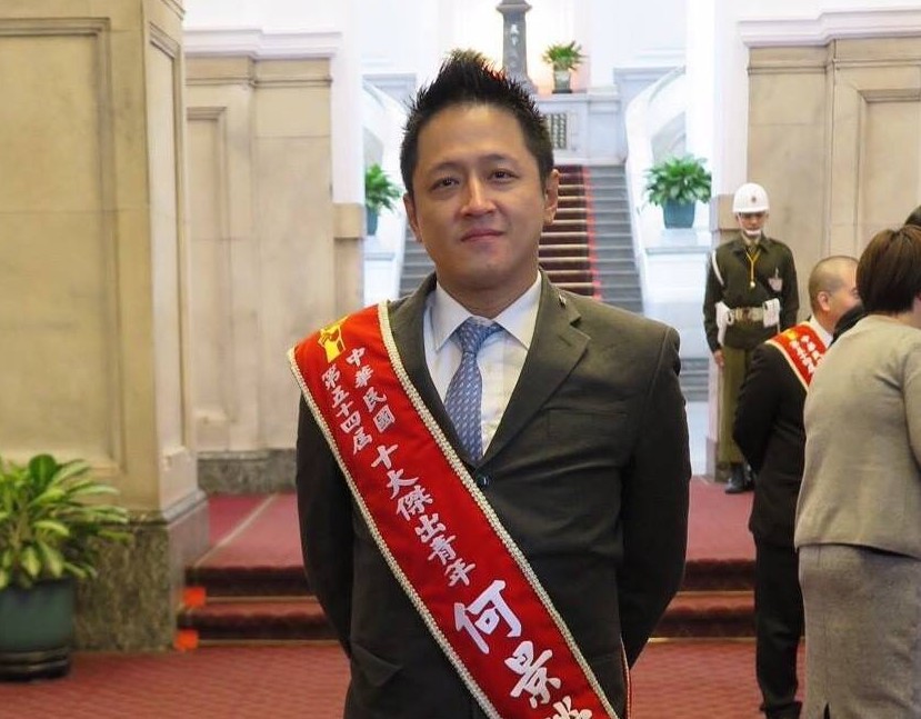 曾獲十大傑出青年的「新二代」何景榮，將代表民眾黨出戰藍綠「雙帥」。（翻攝自何景榮臉書）