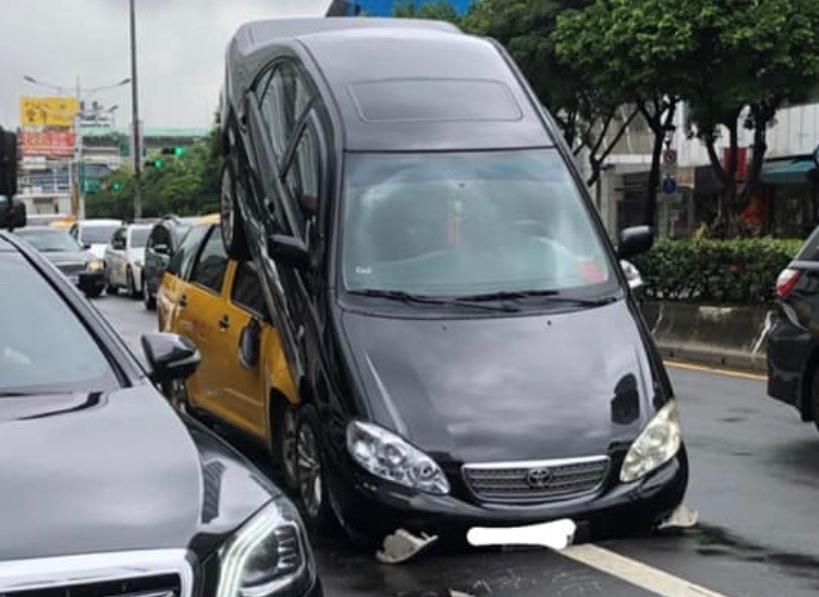 黑色轎車疑因踩踏油門不慎，先撞上前方車輛，再高速後退騎上後車引擎蓋。（翻攝畫面）