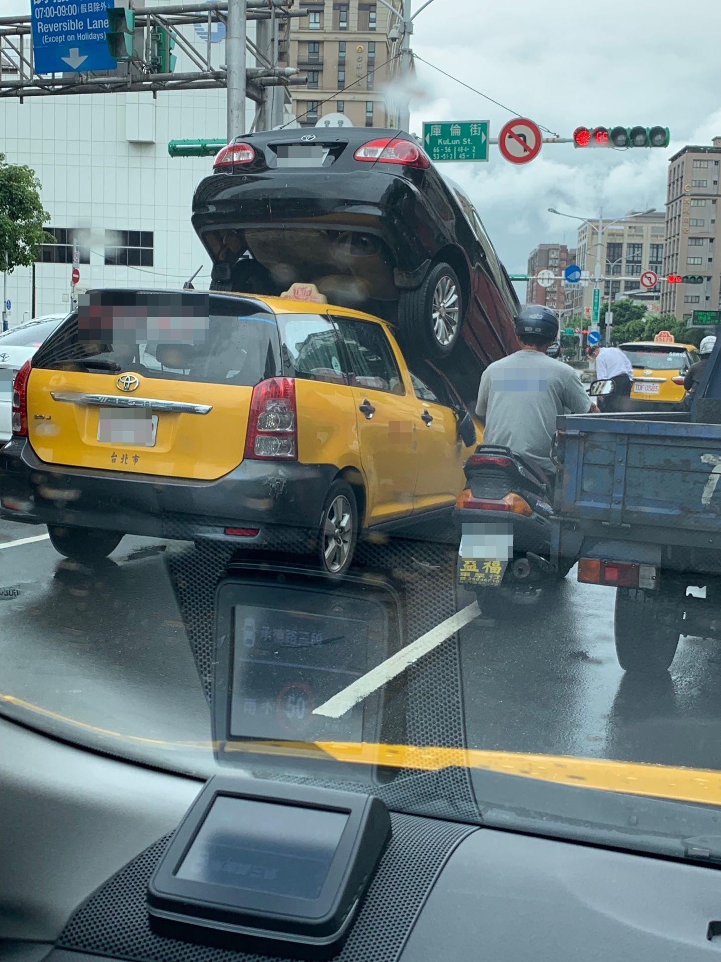 離奇事故造成計程車車頭凹陷、擋風玻璃碎裂、後視鏡斷裂。（翻攝畫面）