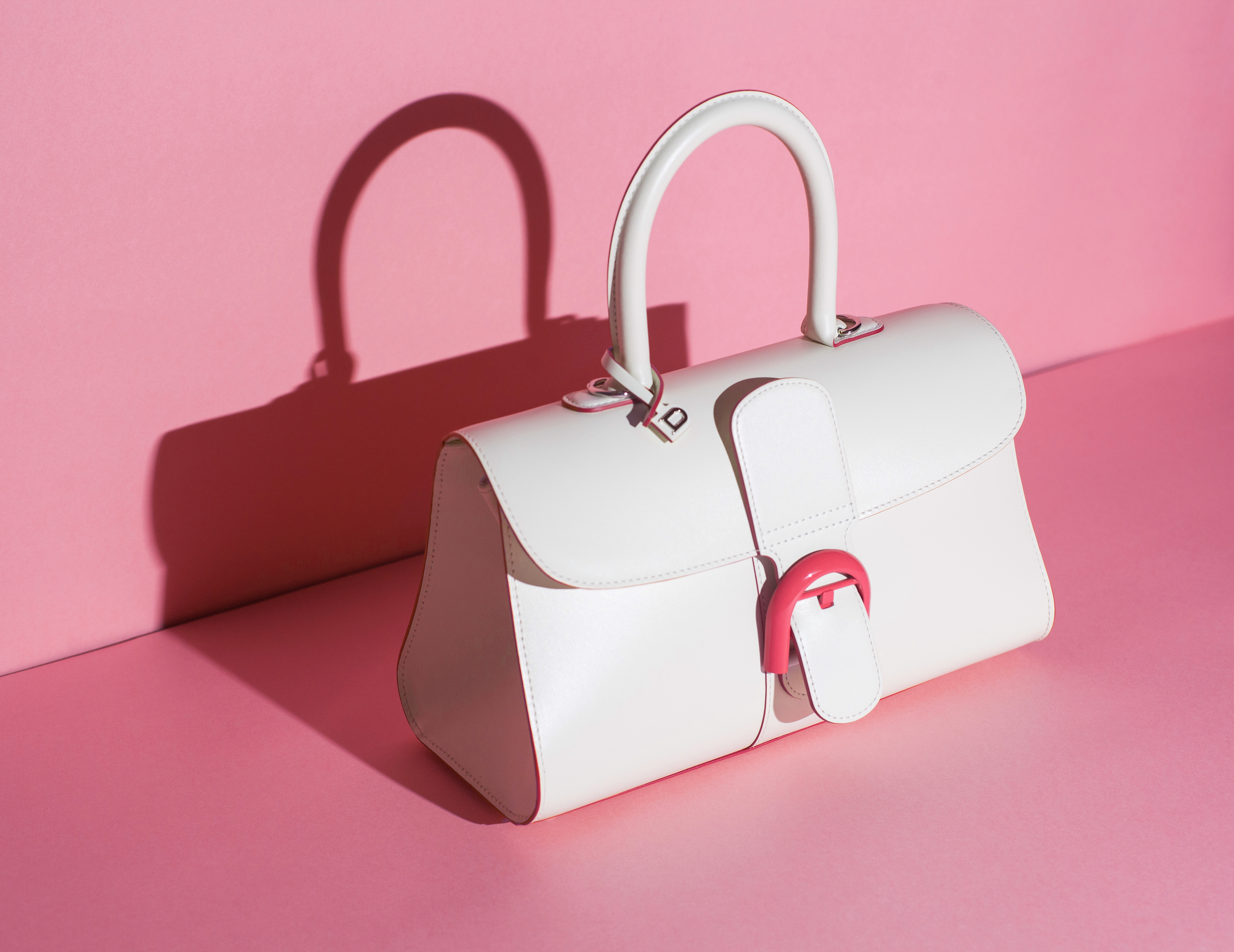 Brillant系列Bellavita限量款象牙白配糖果紅中型寬版肩背手拿包，僅有15只，NT$168,100。（MINOSHIN美之心）