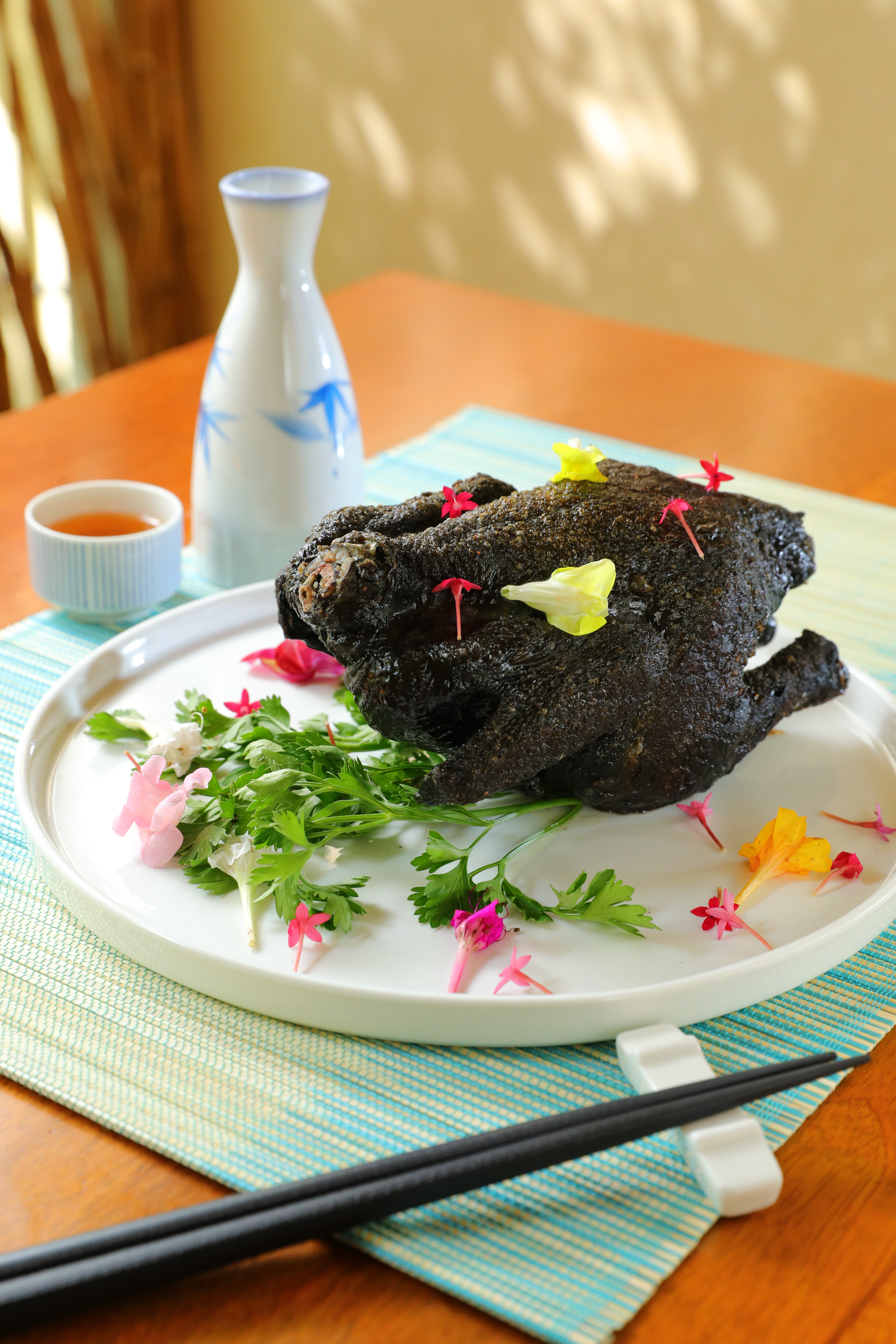 新菜色「爐烤烏骨全雞」採用台南的烏骨雞，皮脆肉細，全雞亮相後，會由專人拆解，方便客人享用。（1,080元／份，需2天前預訂）