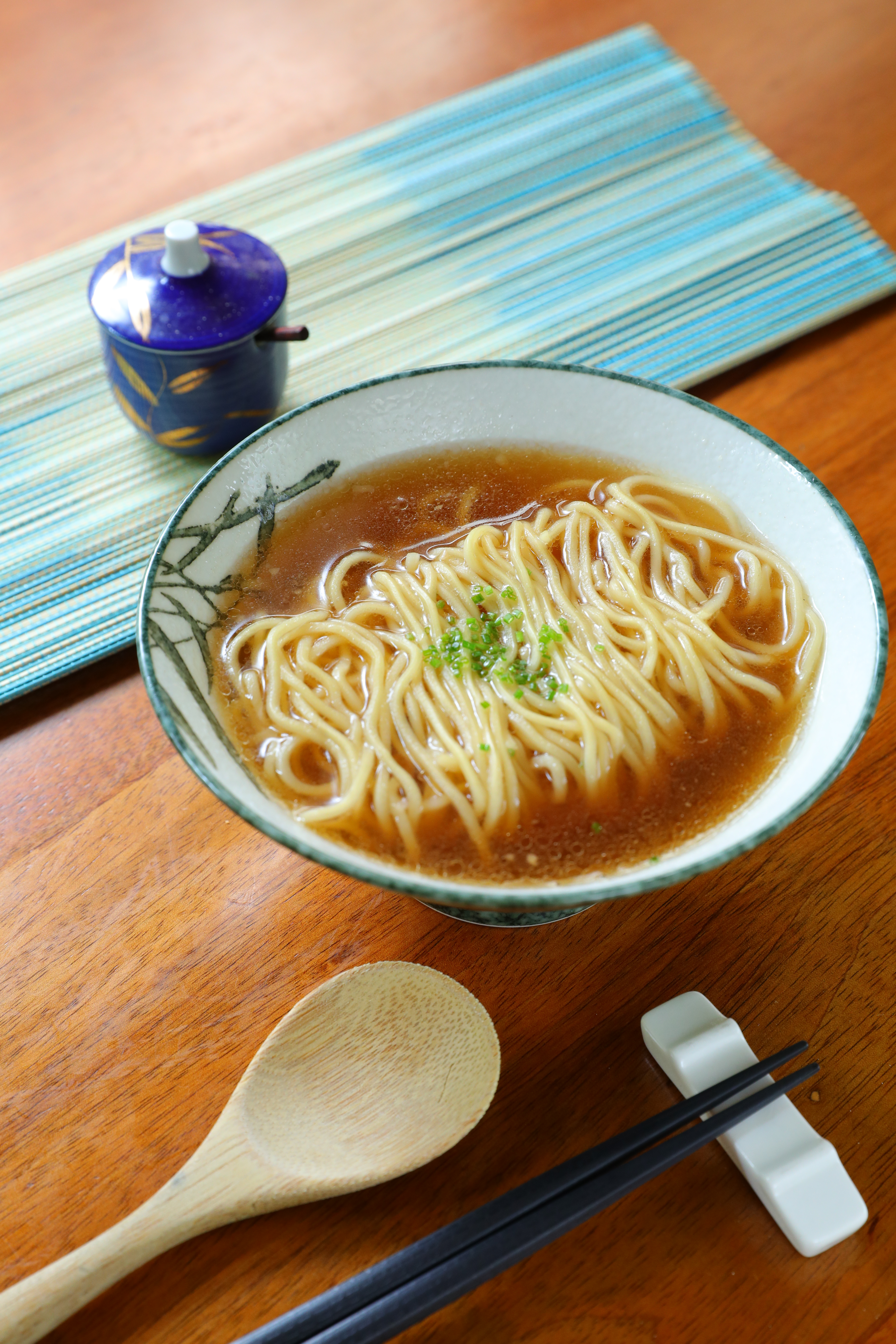 「鳥苑拉麵」湯頭以新鮮土雞骨、加上醬油調味，屬於淡麗系拉麵。（130元／份）