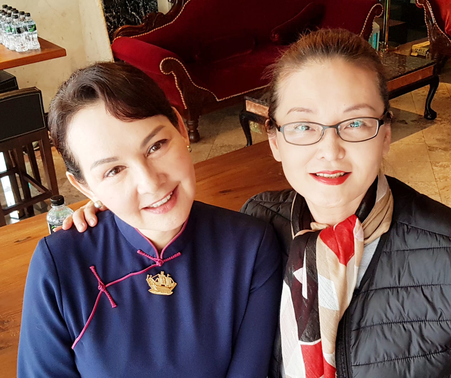 王淑娟（右）曾投資慘賠，金額上千萬；圖為她為大愛劇場20週年宣傳。（翻攝王淑娟臉書）