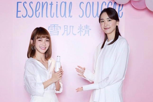 溫妮赴東京在保養品牌活動和新垣結衣合照。（翻攝自溫妮粉絲專頁）