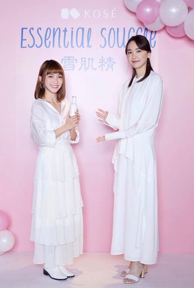 溫妮在保養品牌活動和新垣結衣合照。(翻攝自溫妮粉絲專頁)