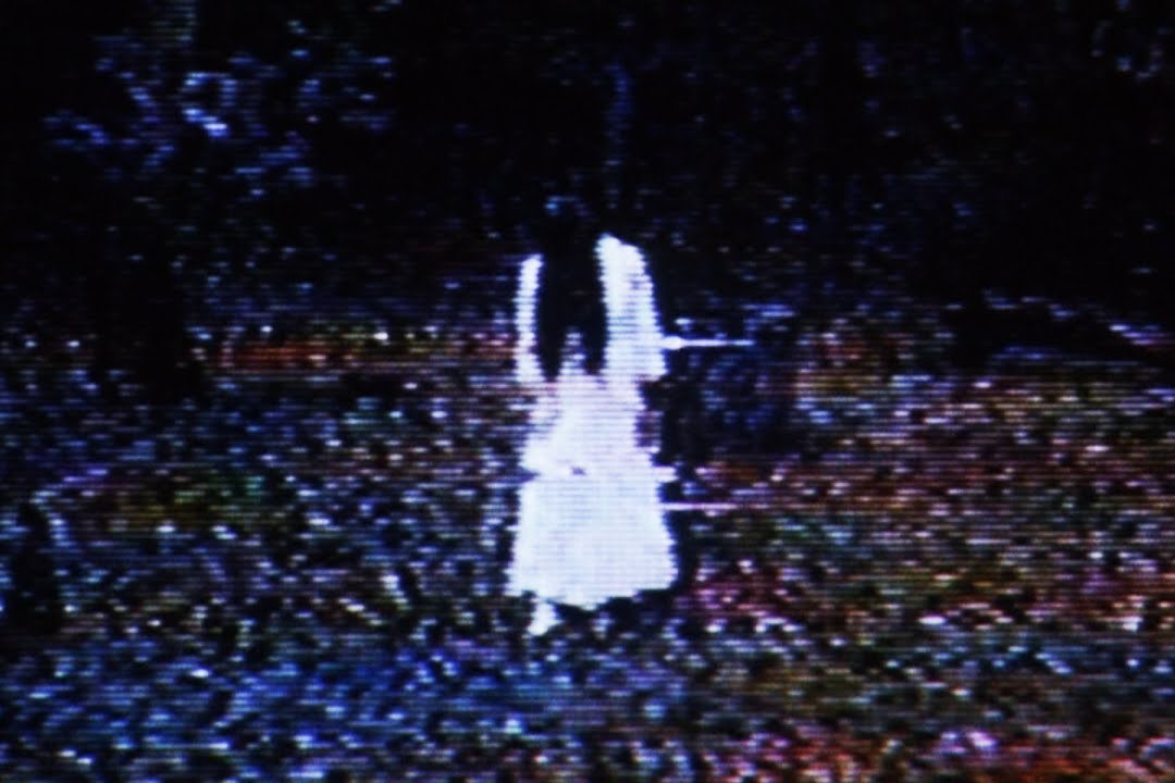 《七夜怪談》 的怨靈貞子是身穿白衣、留著一頭黑色長髮的女性，成為日後影視作品裡女鬼的原型。（翻攝自youtube_spookytube）