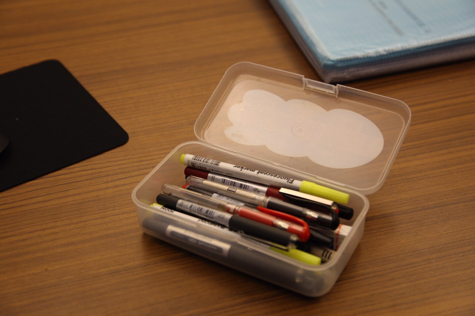 貼文中引起小編驚嘆的鉛筆盒，是魏應充重複使用的牙線棒盒子。（來自永靖的老園丁-魏應充 FB粉絲頁）