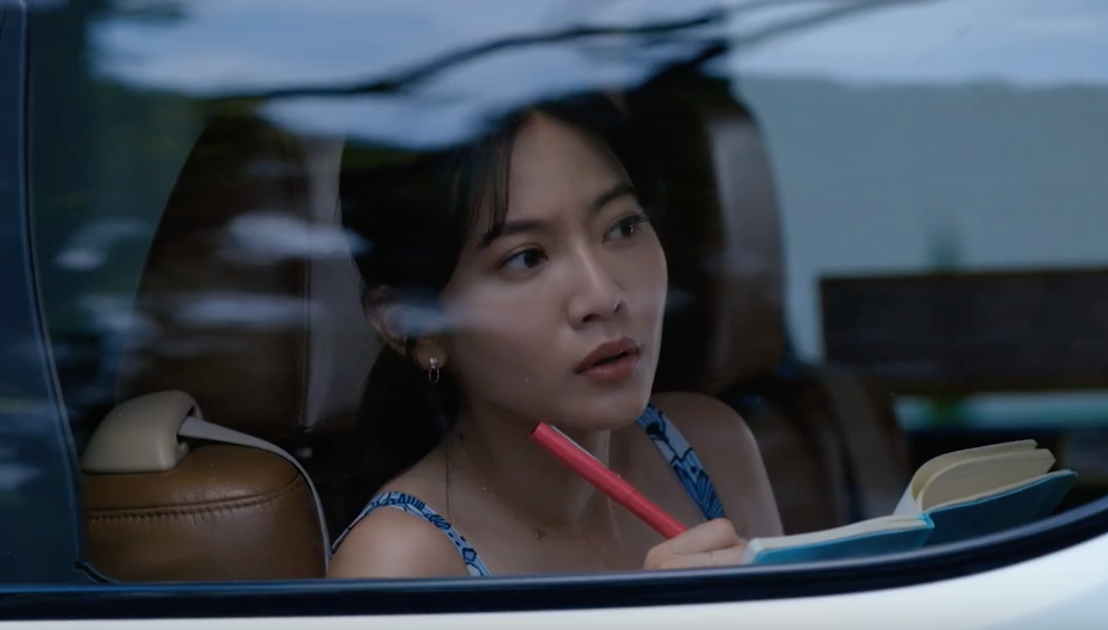 曾之喬在《你那邊怎樣‧我這邊ok》劇中為了與富二代藍正龍接觸，化身偷窺狂，跟蹤到他家。（拙八郎提供）