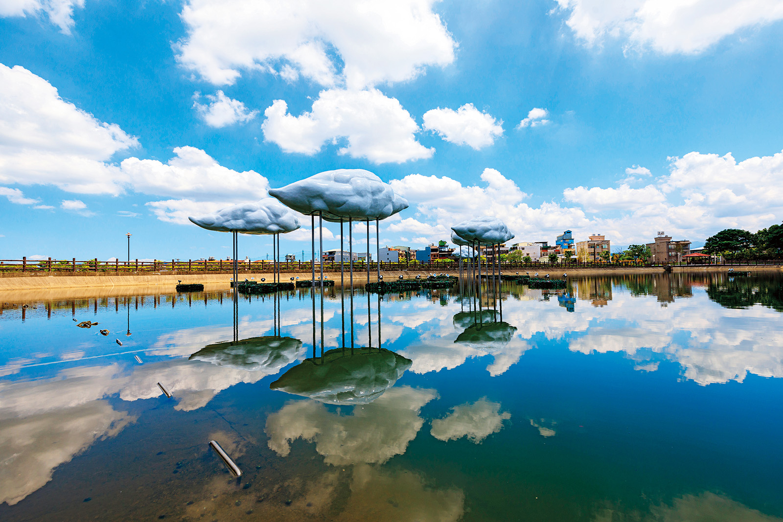 《歡聲笑語》以雲雨反思地球上仍有許多人無法輕鬆取得清潔水源。