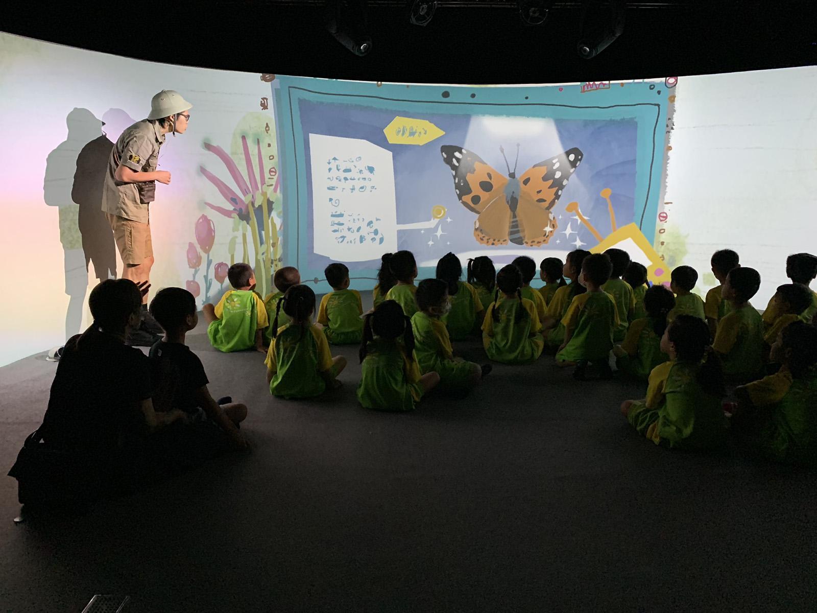 每天下午在桃園市兒童美術館登場的《故事森林 立體動畫劇場》,以沉浸式環型動畫劇場訴說正在大湳森林公園的奇妙事件。
