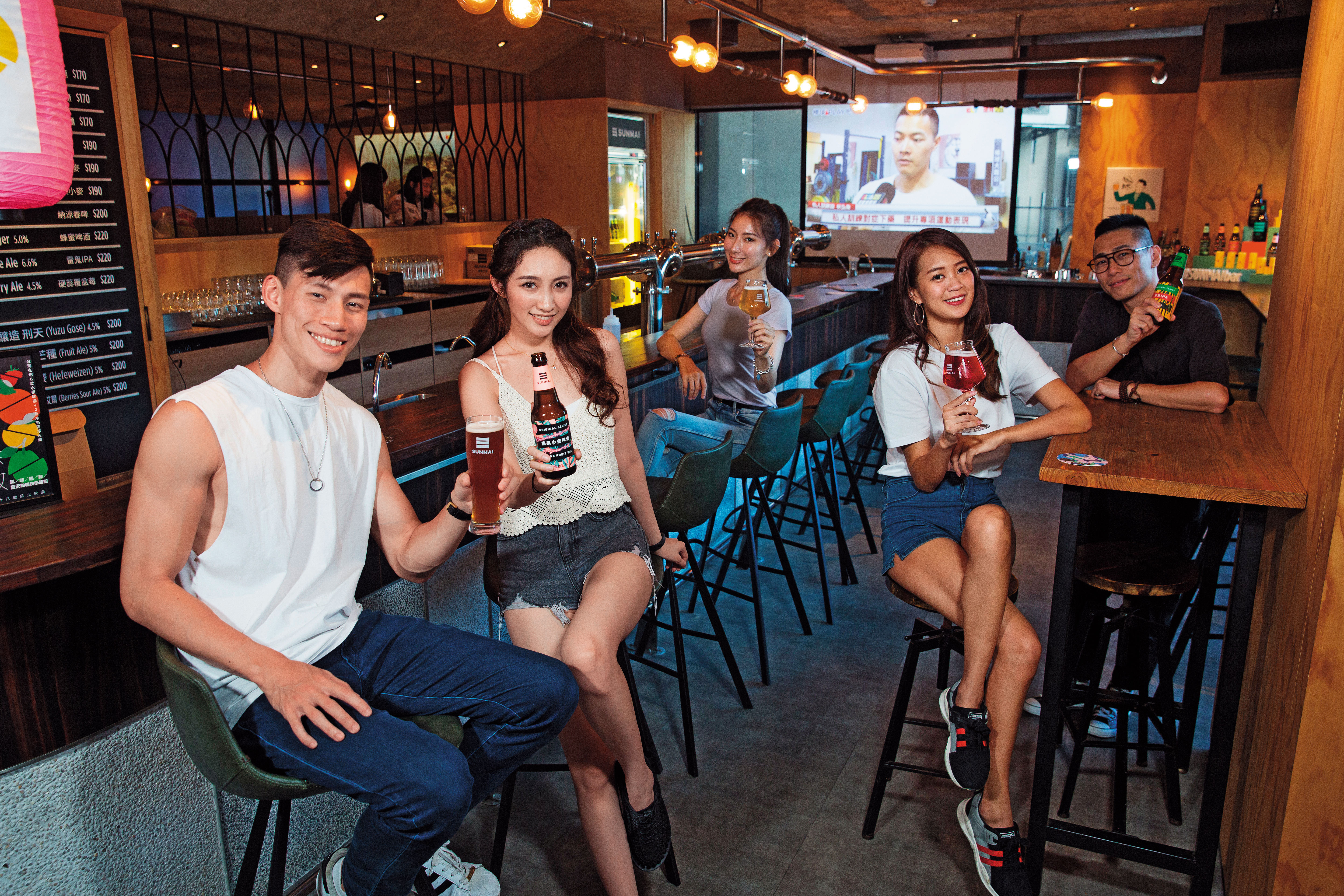 SUMAI BAR有著很長的吧台，三五好友成群到此，霸占這黃金區塊並跟店長聊天，是最爽快的事。