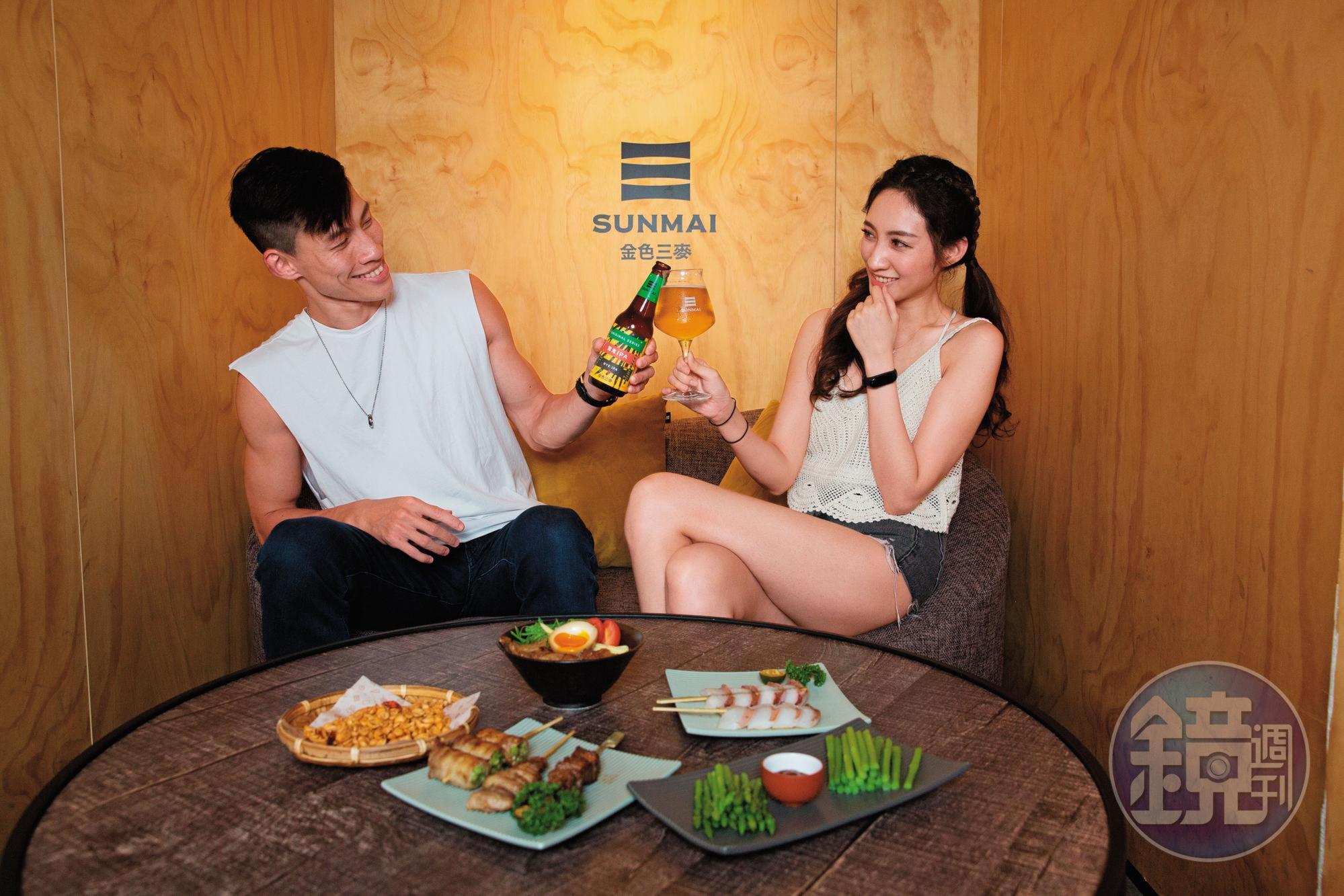 雖然沒有包廂,但卻有著情人雅座小角落,酒意愛意相互增長。