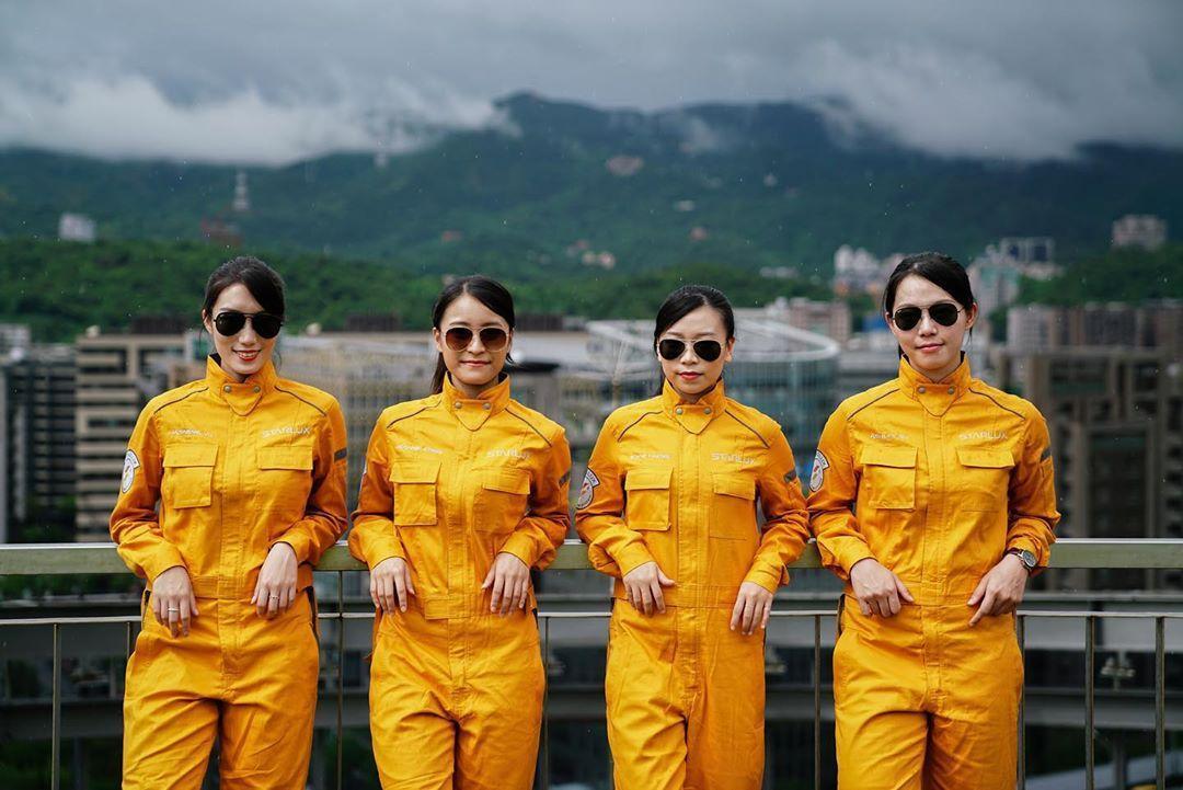 星宇航空貼出女性飛航員的專業帥照。(翻攝自星宇航空Instagram)