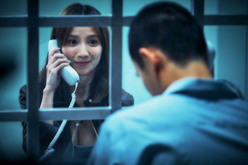 《致親愛的孤獨者》一位「傳播妹」,意外成為專到監獄探訪受刑人的「會客妹」。(夢田文創)