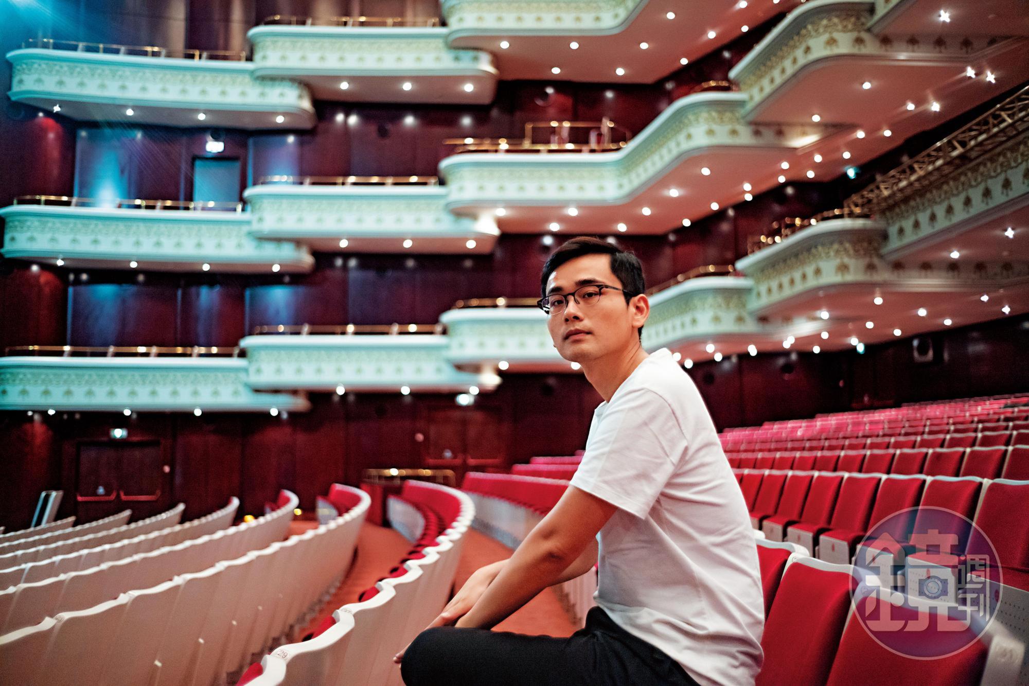 周東彥現為兩廳院駐館藝術家，他是台灣當代備受矚目的劇場工作者和紀錄片導演，作品二度入圍金馬獎。