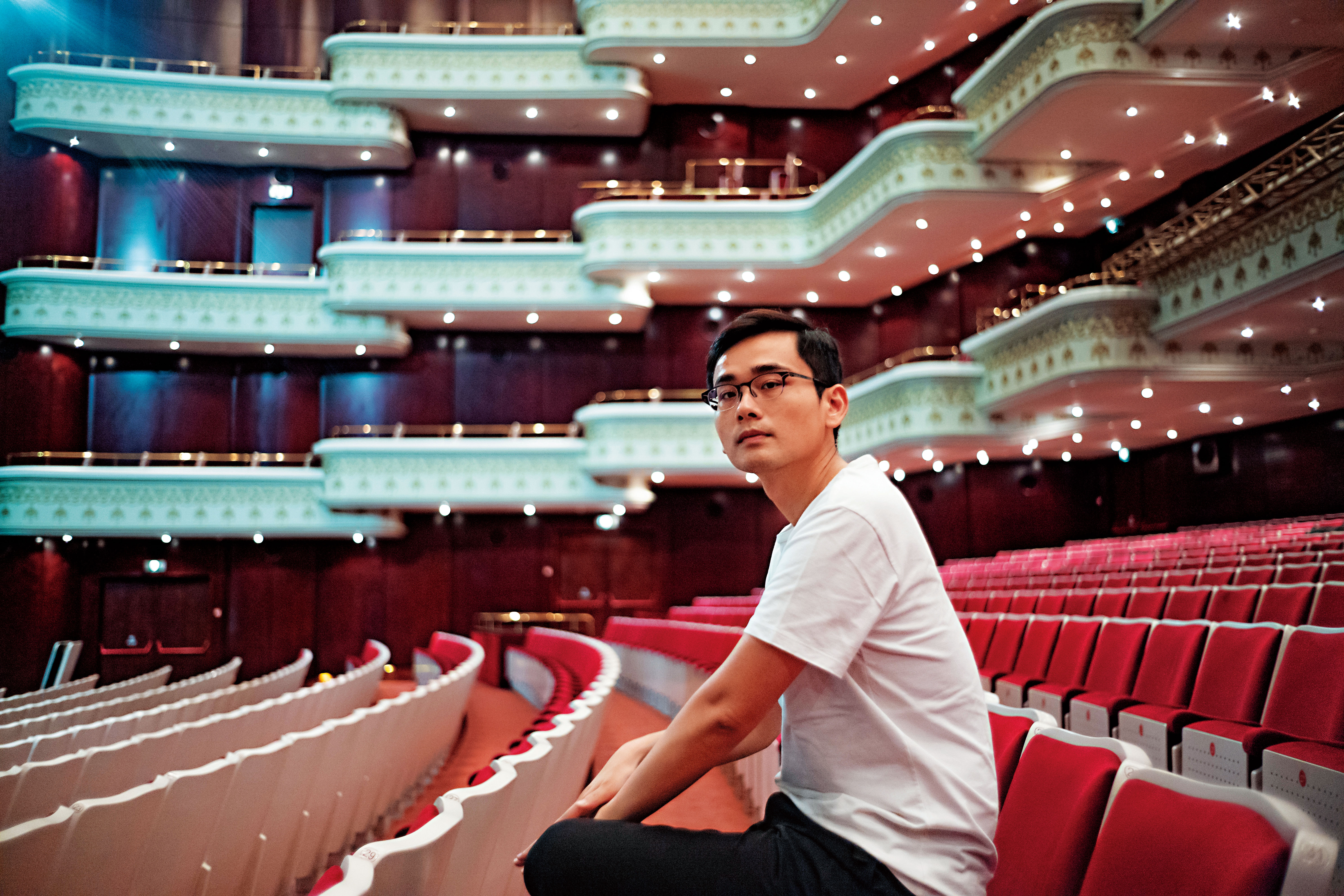 周東彥現為兩廳院駐館藝術家，他是台灣當代備受矚目的劇場工作者和紀錄片導演，作品二度入圍金馬獎。