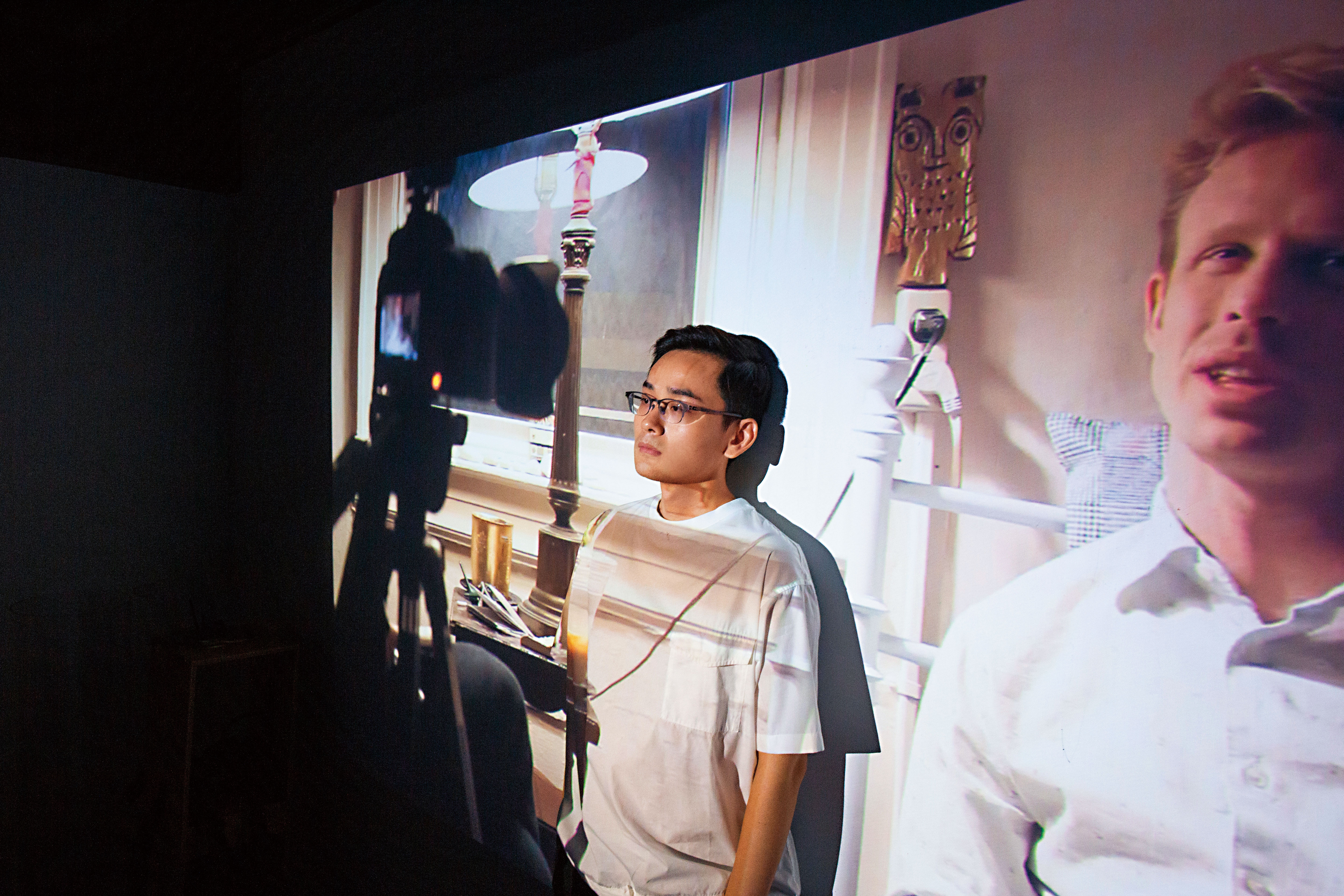 周東彥以劇場結合多媒體投放建立鮮明風格，他說迷戀光影就像昆蟲有趨光性一樣，是一種本能。