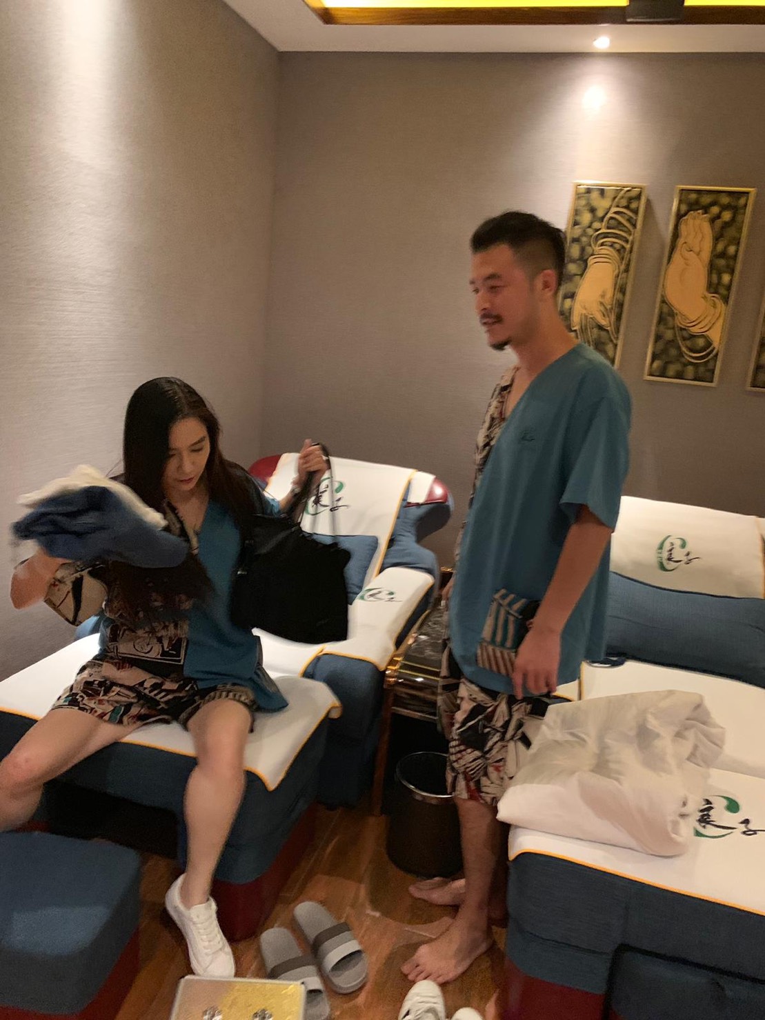 按摩結束後,劉維軍眼睛緊盯著愛人,陳柏渝則快速拿起包包準備離開。(讀者提供)