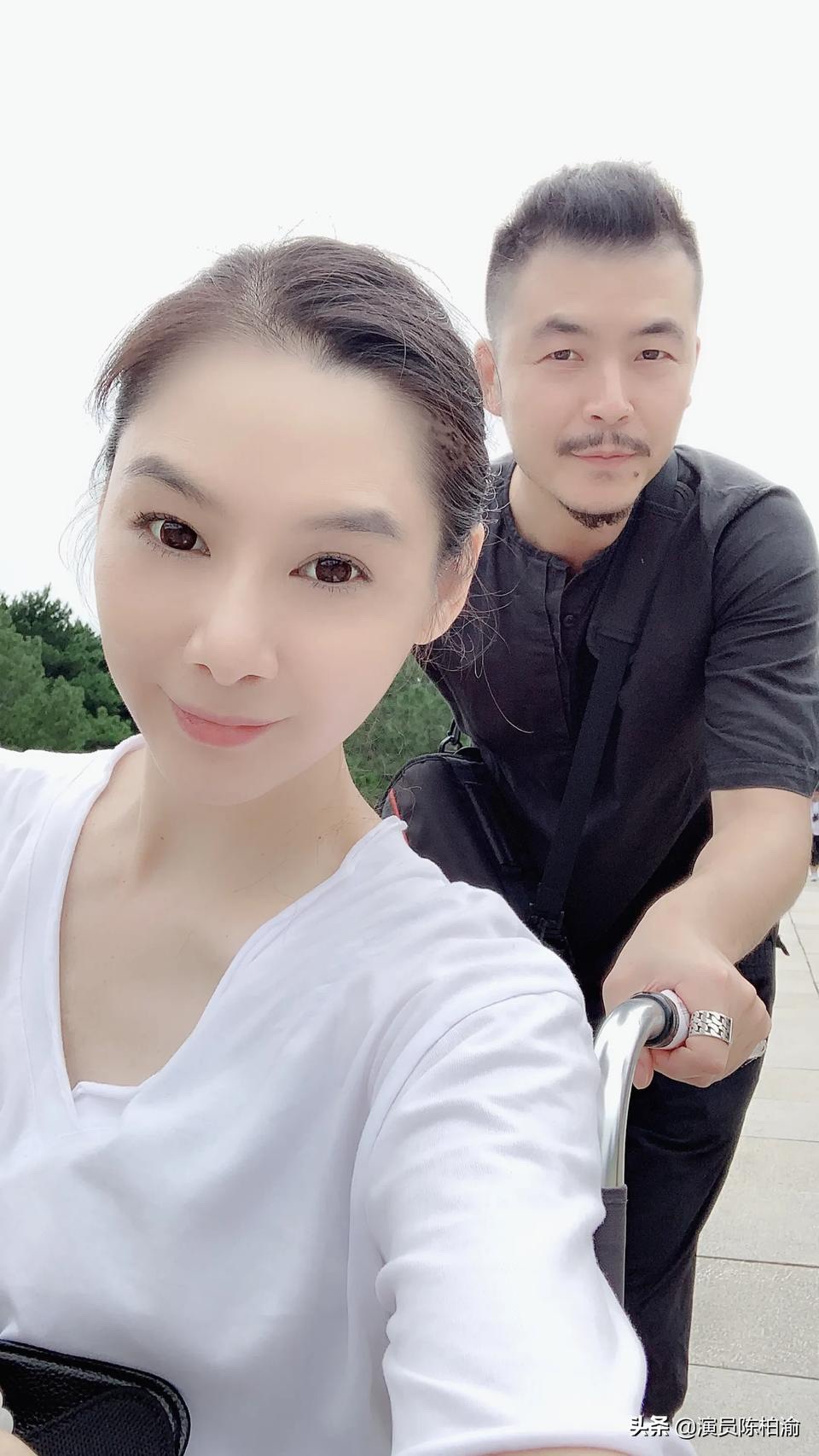 陳柏渝在「今日頭條」中上傳一張兩人的出遊照,疑似男方體貼幫女生手推輪椅遊玩。(翻攝自陳柏渝的今日頭條)