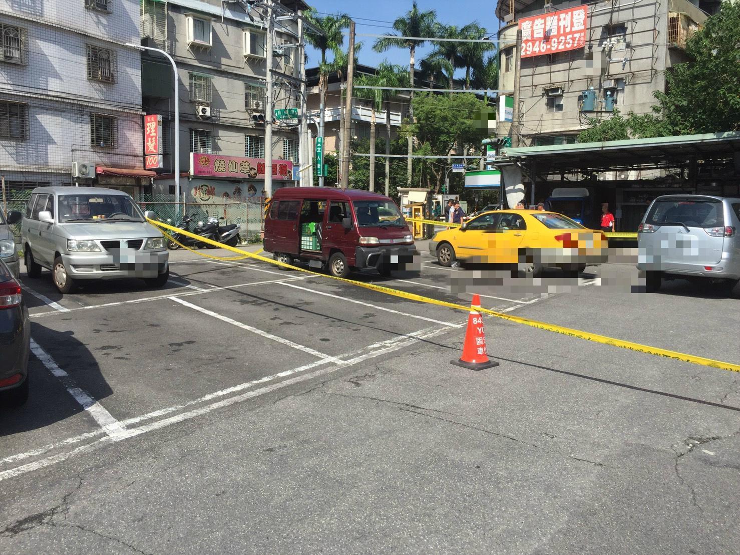 游姓婦人開紅色廂車至中和自強路停車場，卻意外遭車夾住送命，發生原因正由警方調查中。（翻攝畫面）
