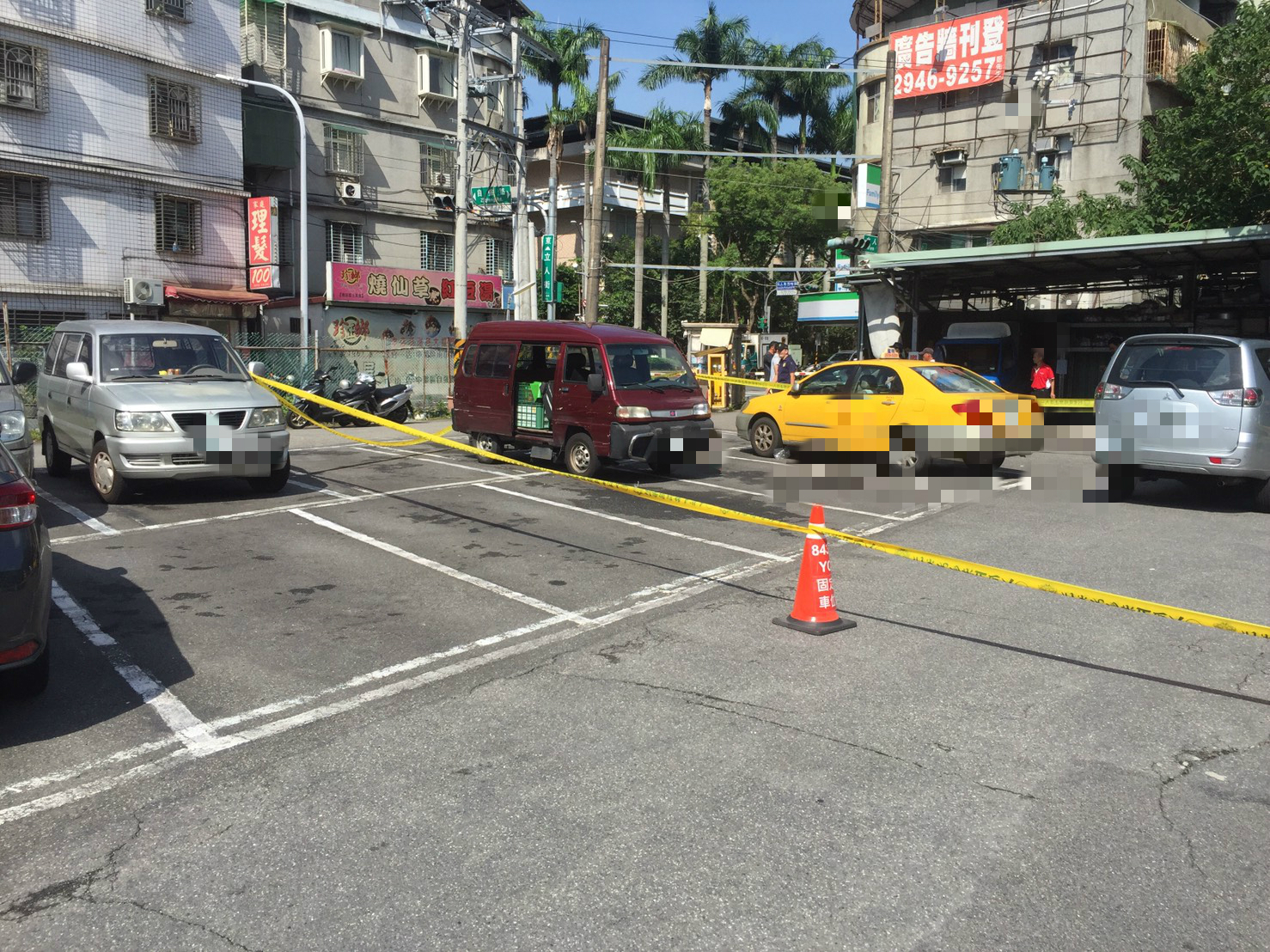 游姓婦人開紅色廂車至中和自強路停車場，卻意外遭車夾住送命，發生原因正由警方調查中。（翻攝畫面）