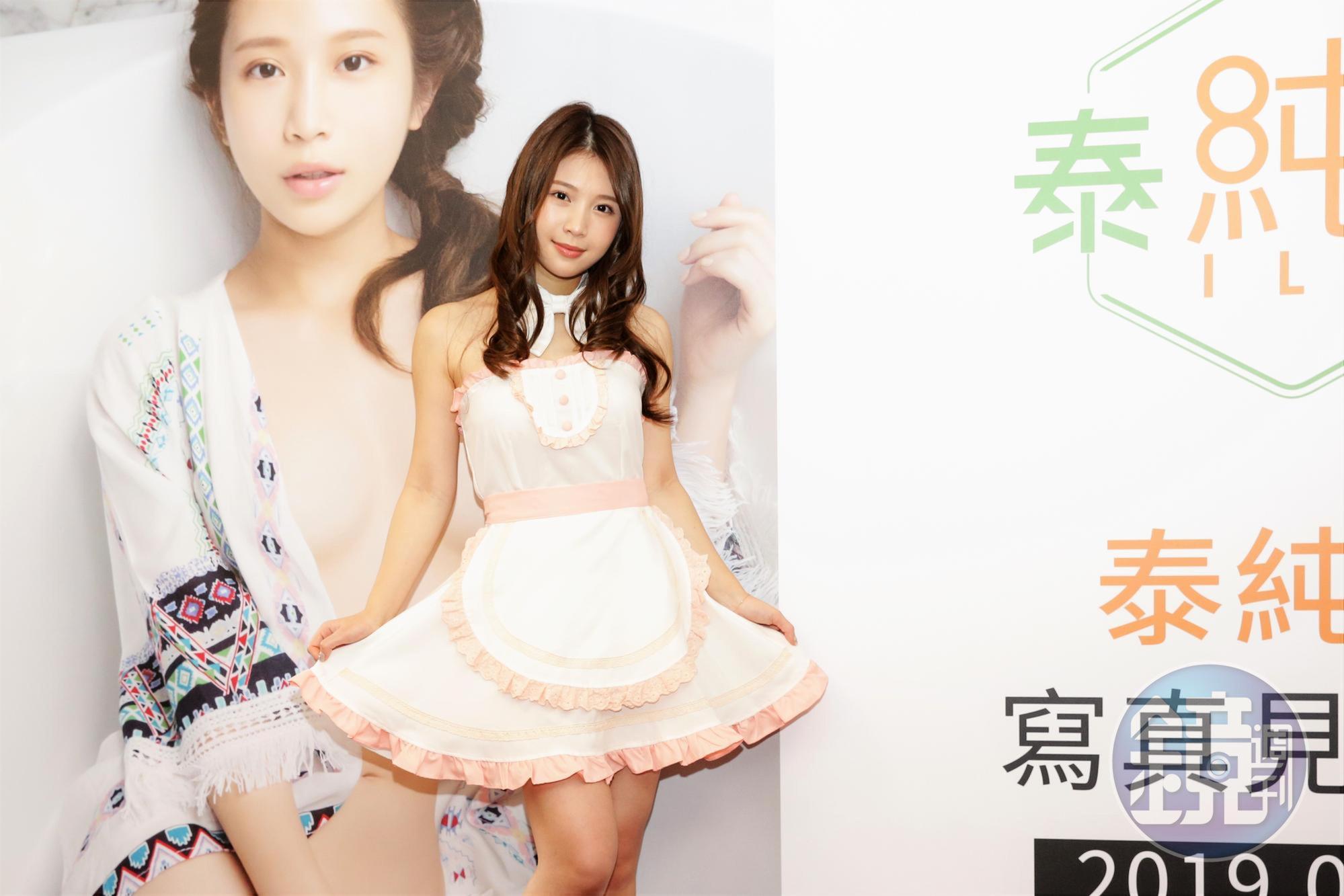 「雞排妹」鄭家純驚傳因工作壓力大，憂鬱症復發，目前持續服藥控制。