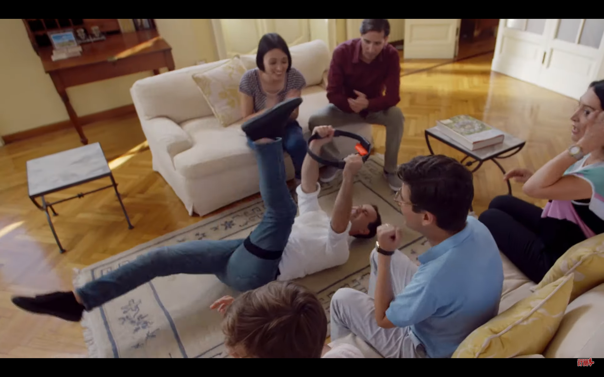 任天堂公布NS主機的新周邊影片，但並未有太多描述；影片中出現類似「空中腳踏車」的健身動作。（翻攝自Nintendo HK官方YouTube頻道）