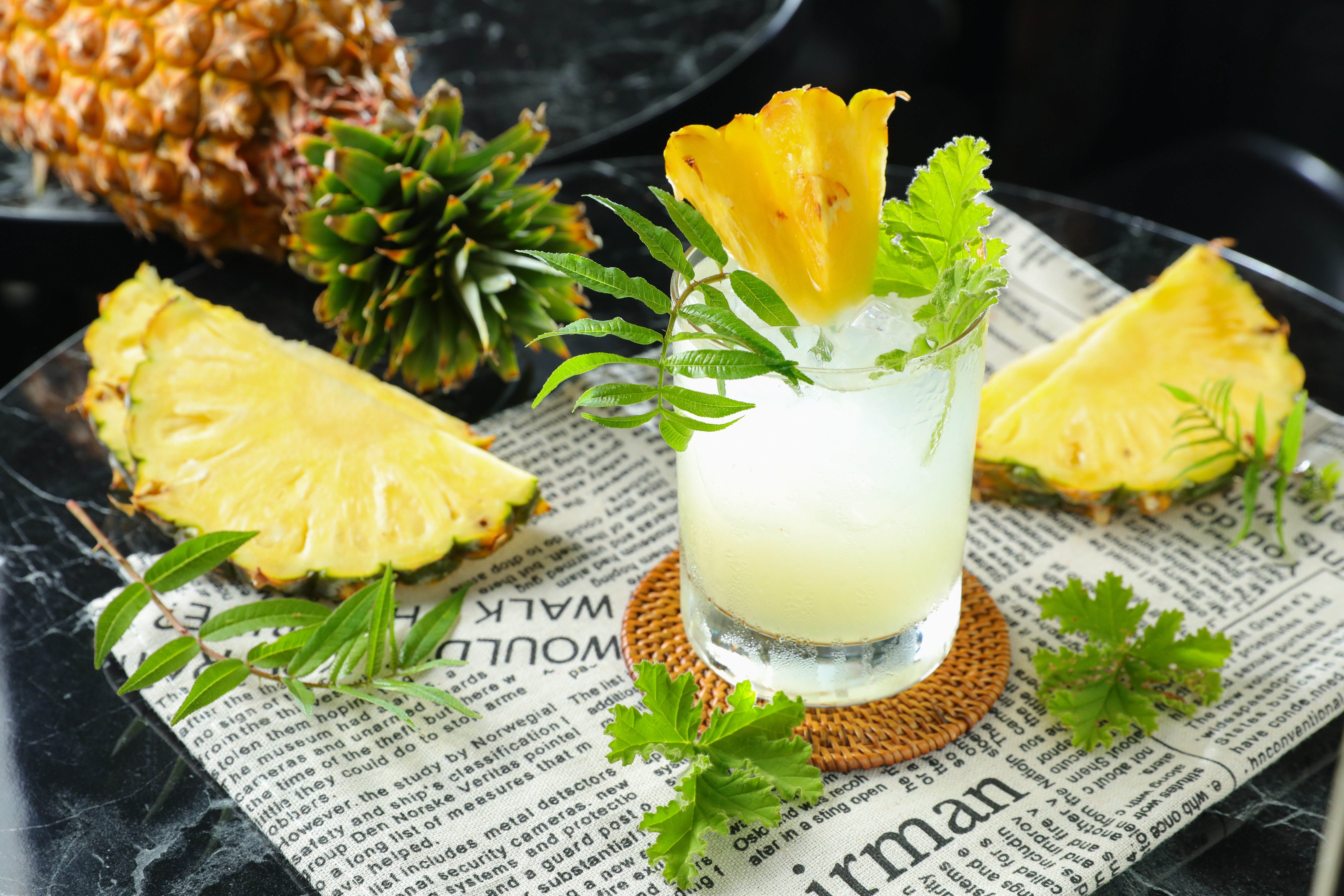 「賽德克巴萊」用大量草本植物香氣調和草莓和鳳梨的甜，多了分天真率性。（400元／杯）