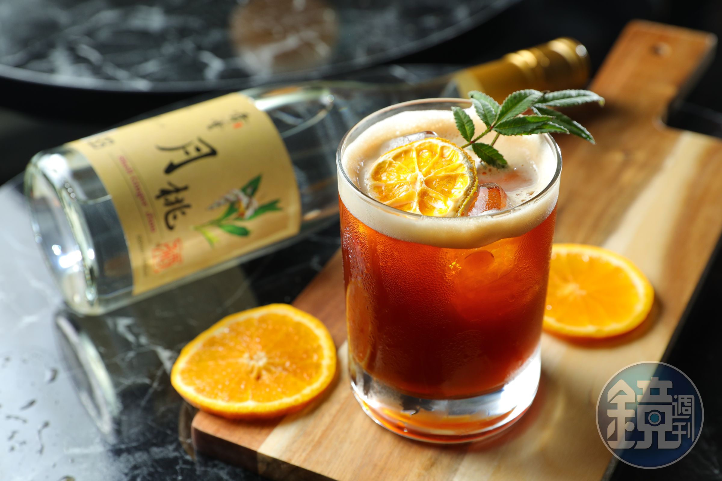  「山海」用月桃酒搭配Campari、Fernet苦酒與黑啤酒，是杯適合搭肉的開胃酒。（380元／杯）