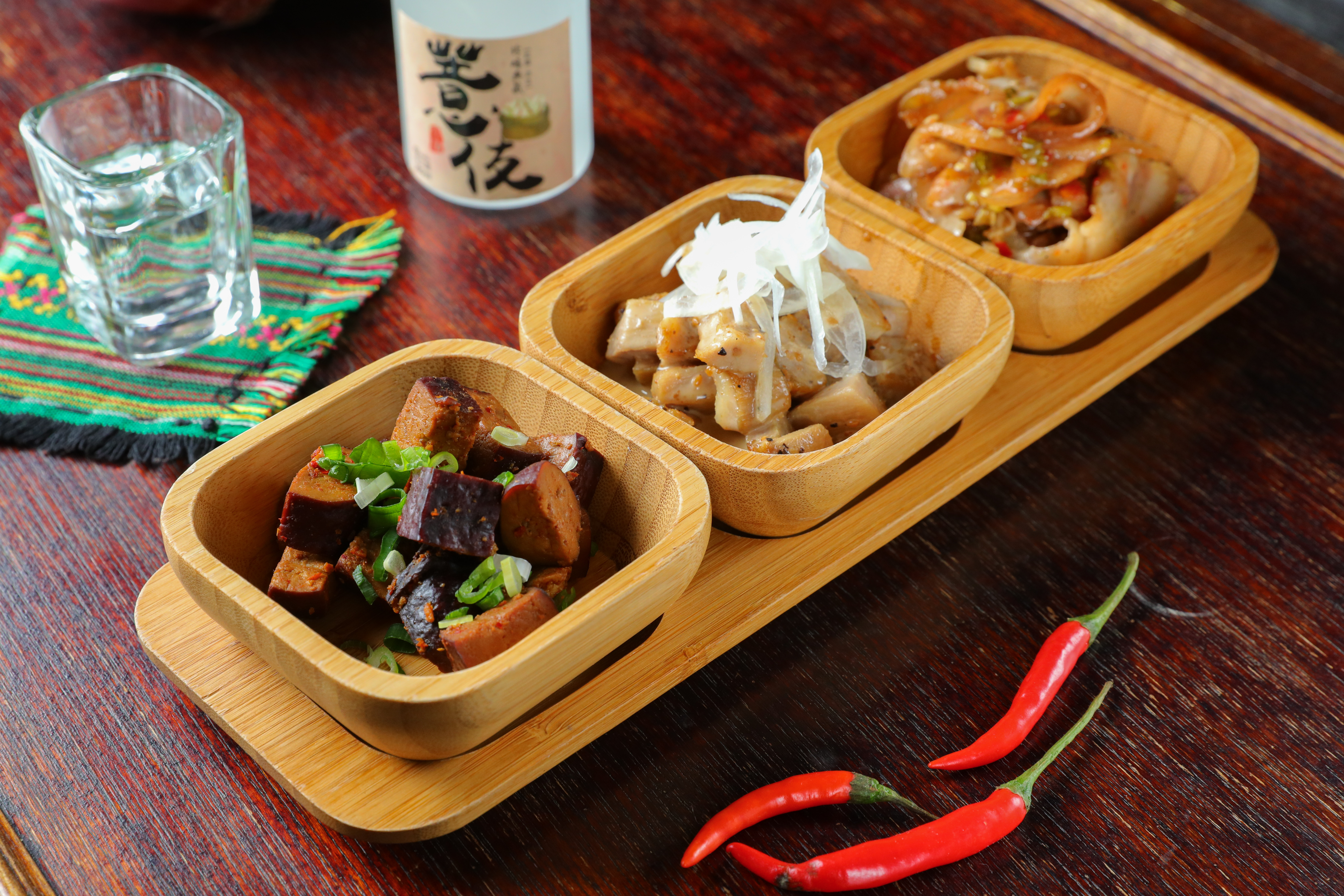 「下酒菜三兄弟」由滷豆干、胡麻醬松阪肉、泰式涼拌豬耳組成,看似樸素,卻處理得極有水準。(320元/份)