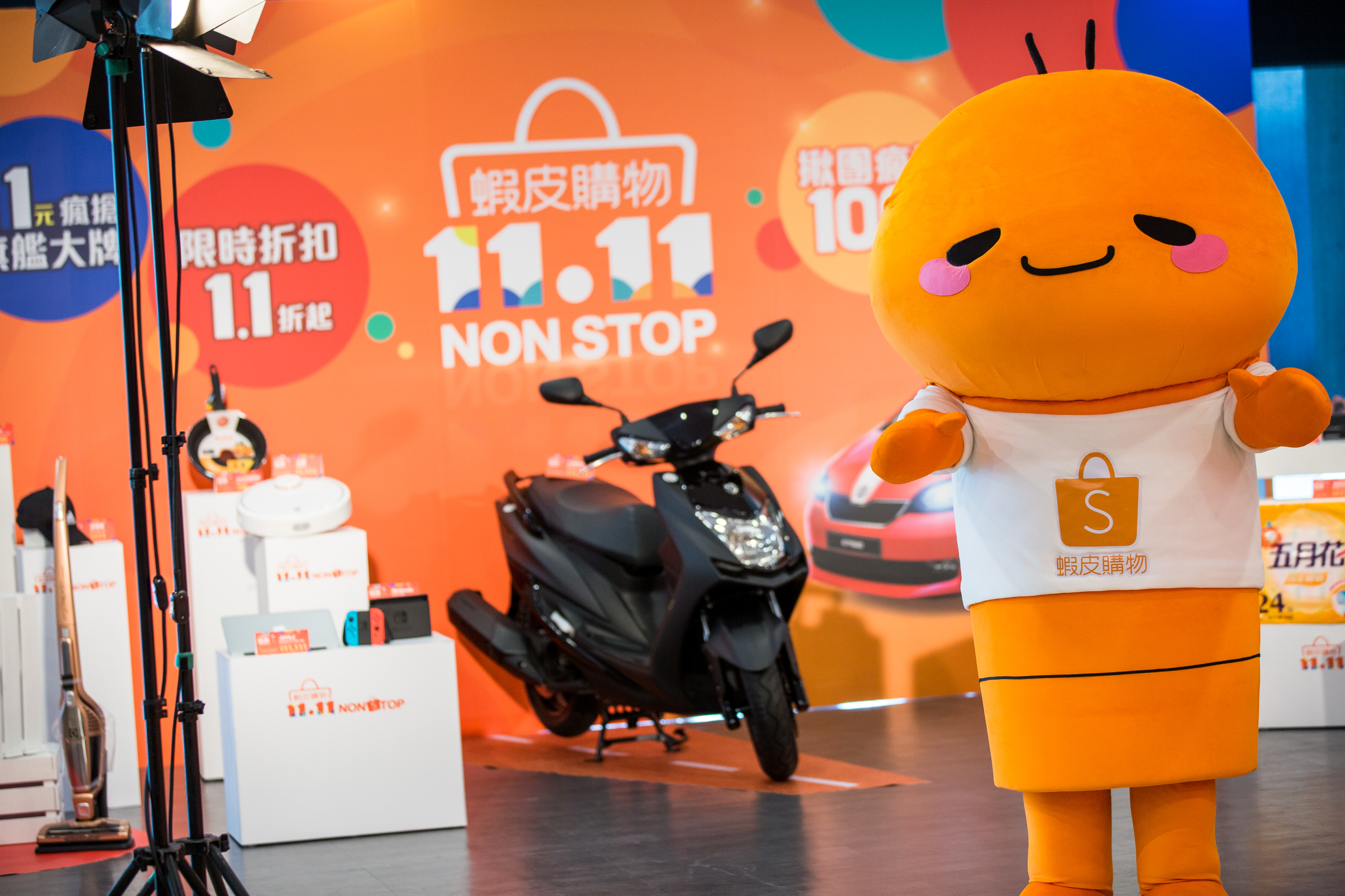 在電商攻城掠地的蝦皮購物傳將進軍美食外送服務，預計年底前就會上線。圖為去年1111檔期促銷。