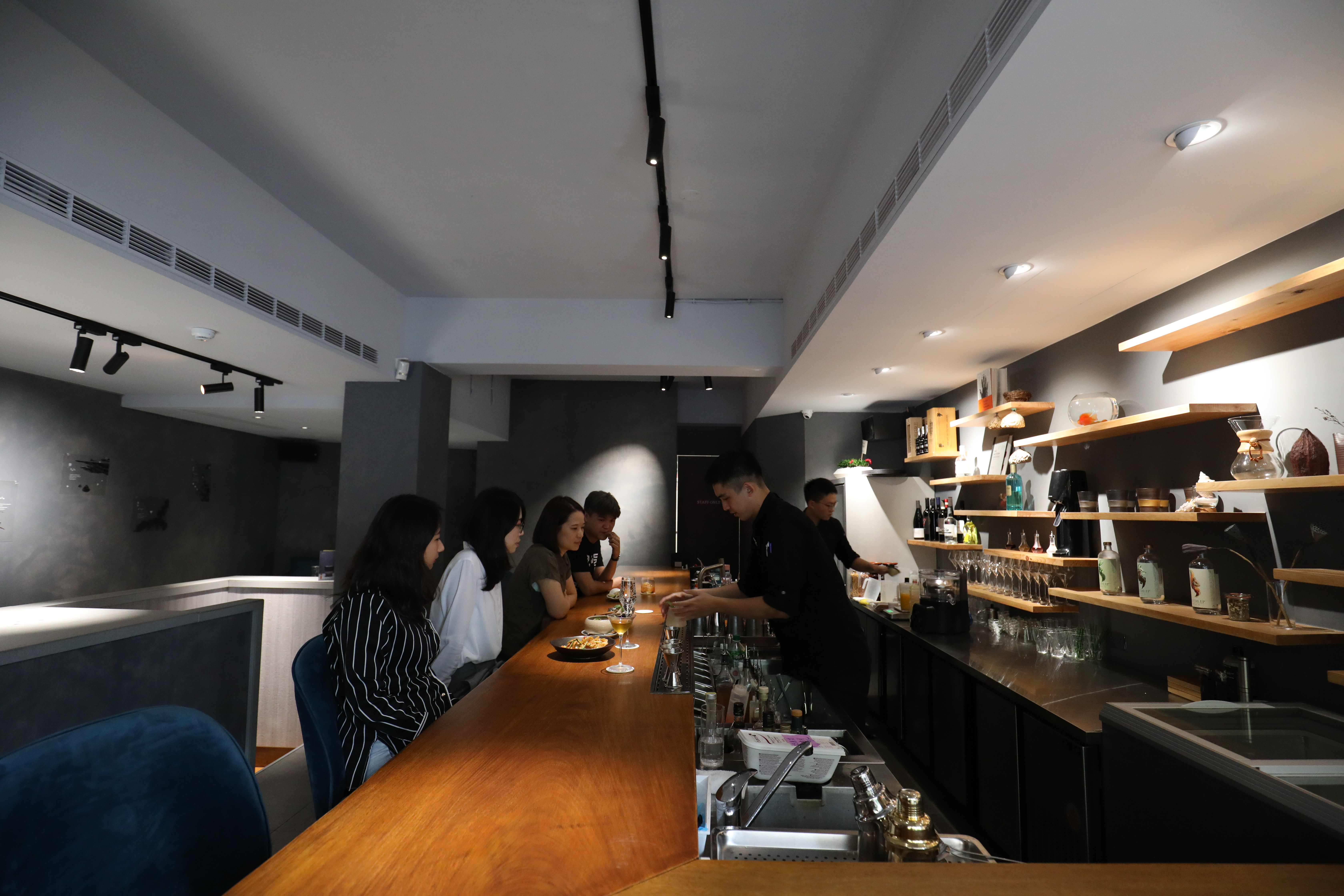 店內看不到大堆頭酒牆，調酒師更沒距離感。
