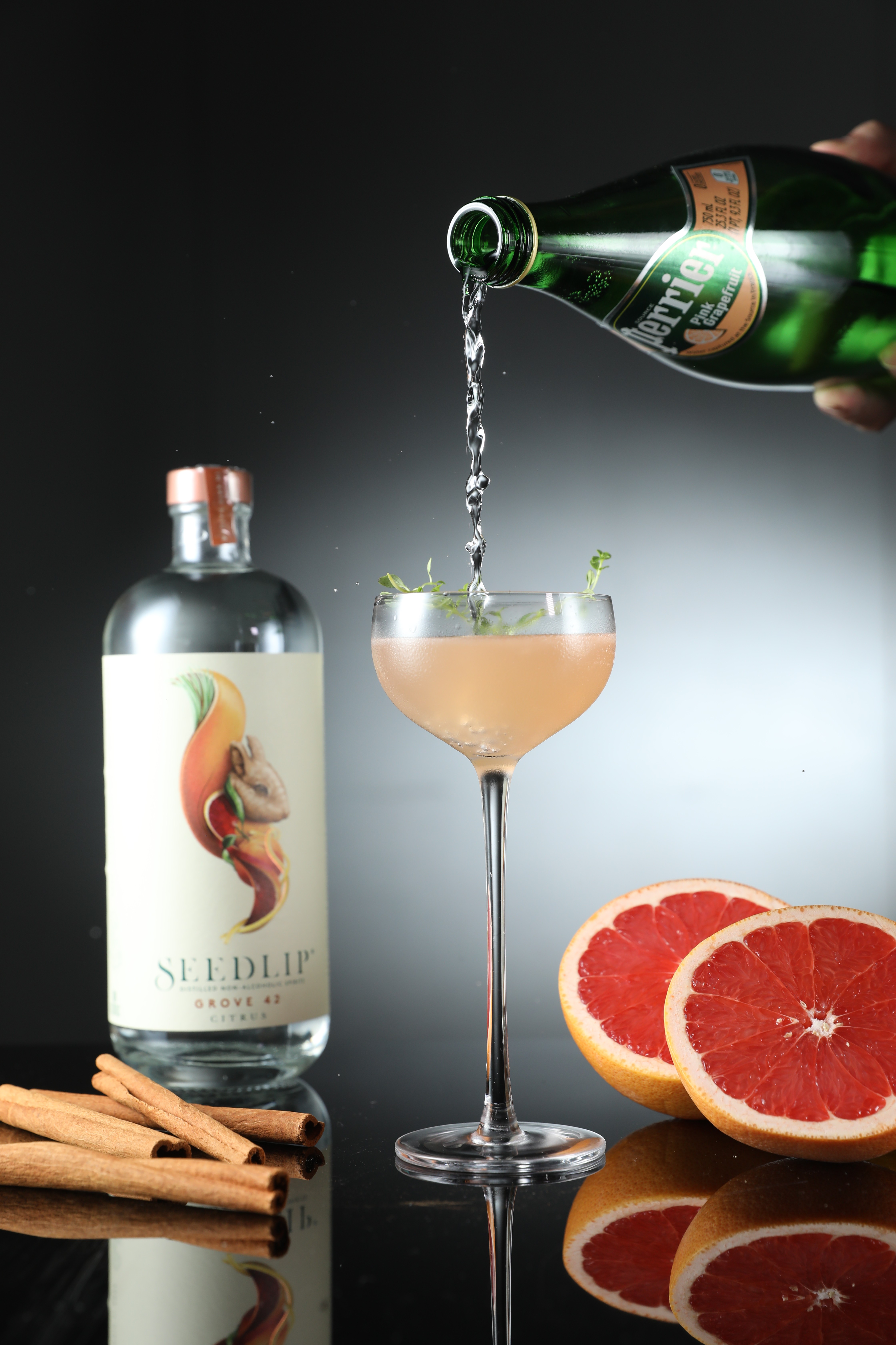 無酒精mocktail「Grove」使用英國植物蒸餾飲「Seedlip」為底，雜揉肉桂與血橙風味。（400元／杯）