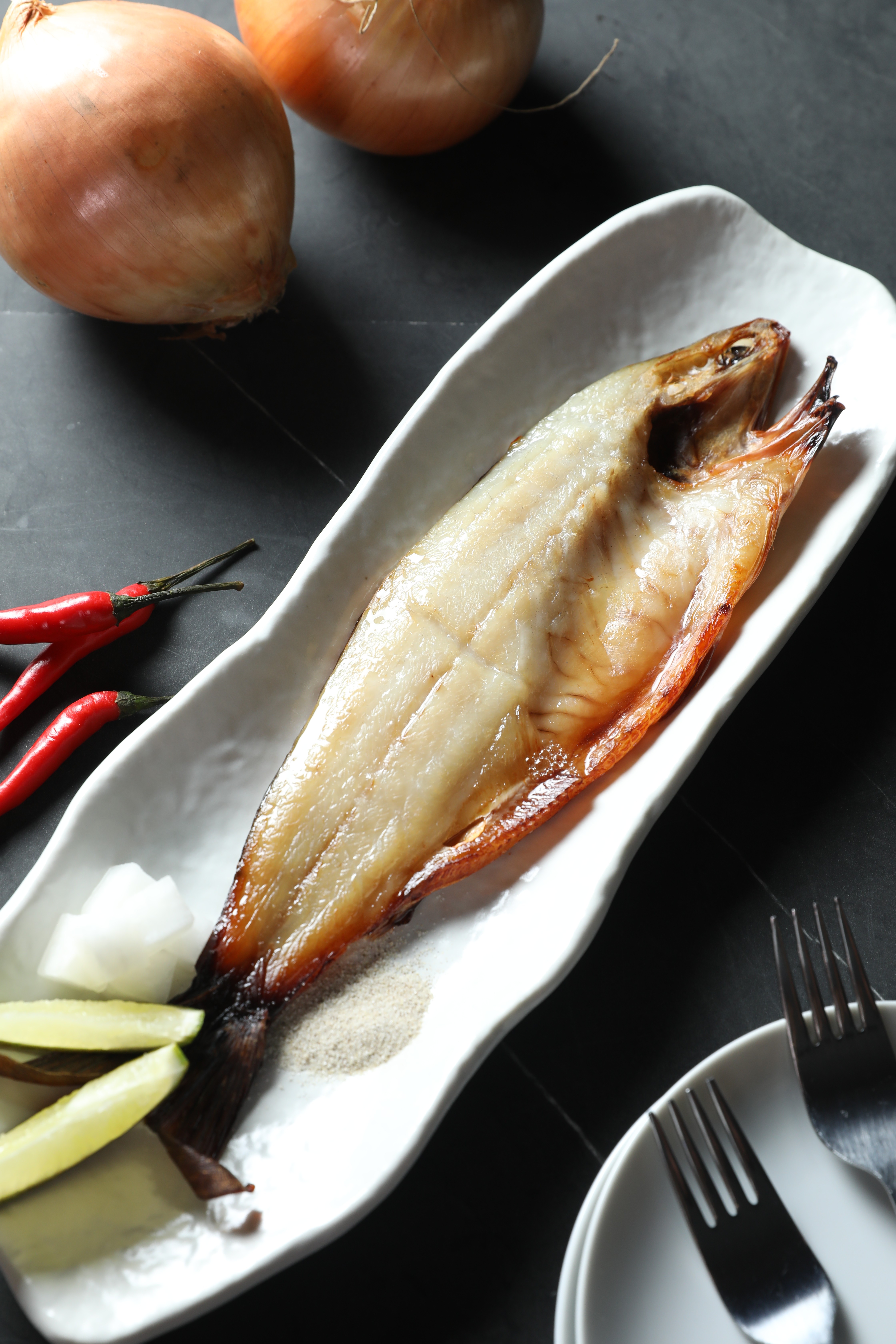 「鮮烤午仔魚」以一夜干手法濃縮魚肉鮮甜。（350元／份）