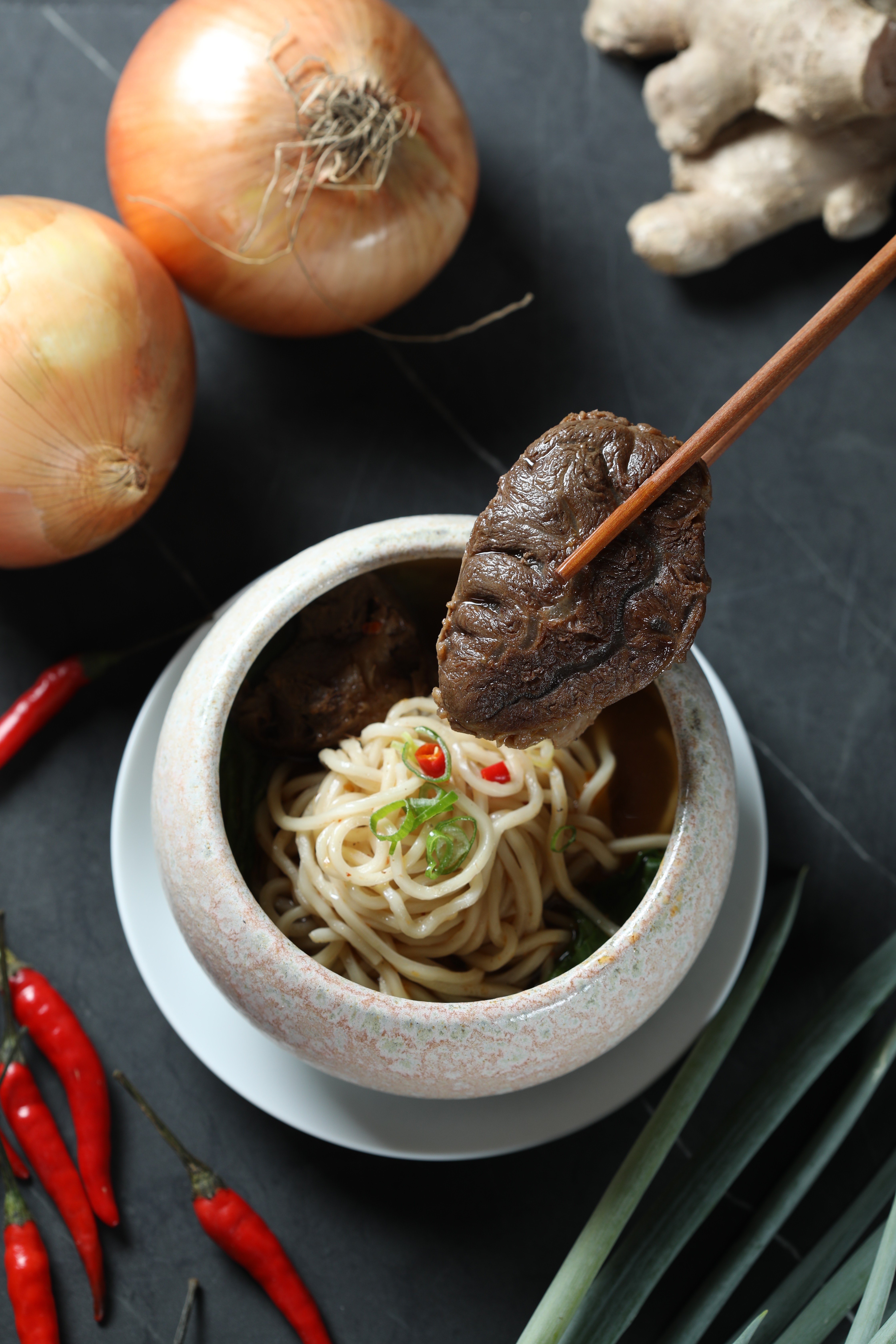 腱花漂亮的「紅燒牛肉麵」走精緻不礙胃路線。（260元／份）