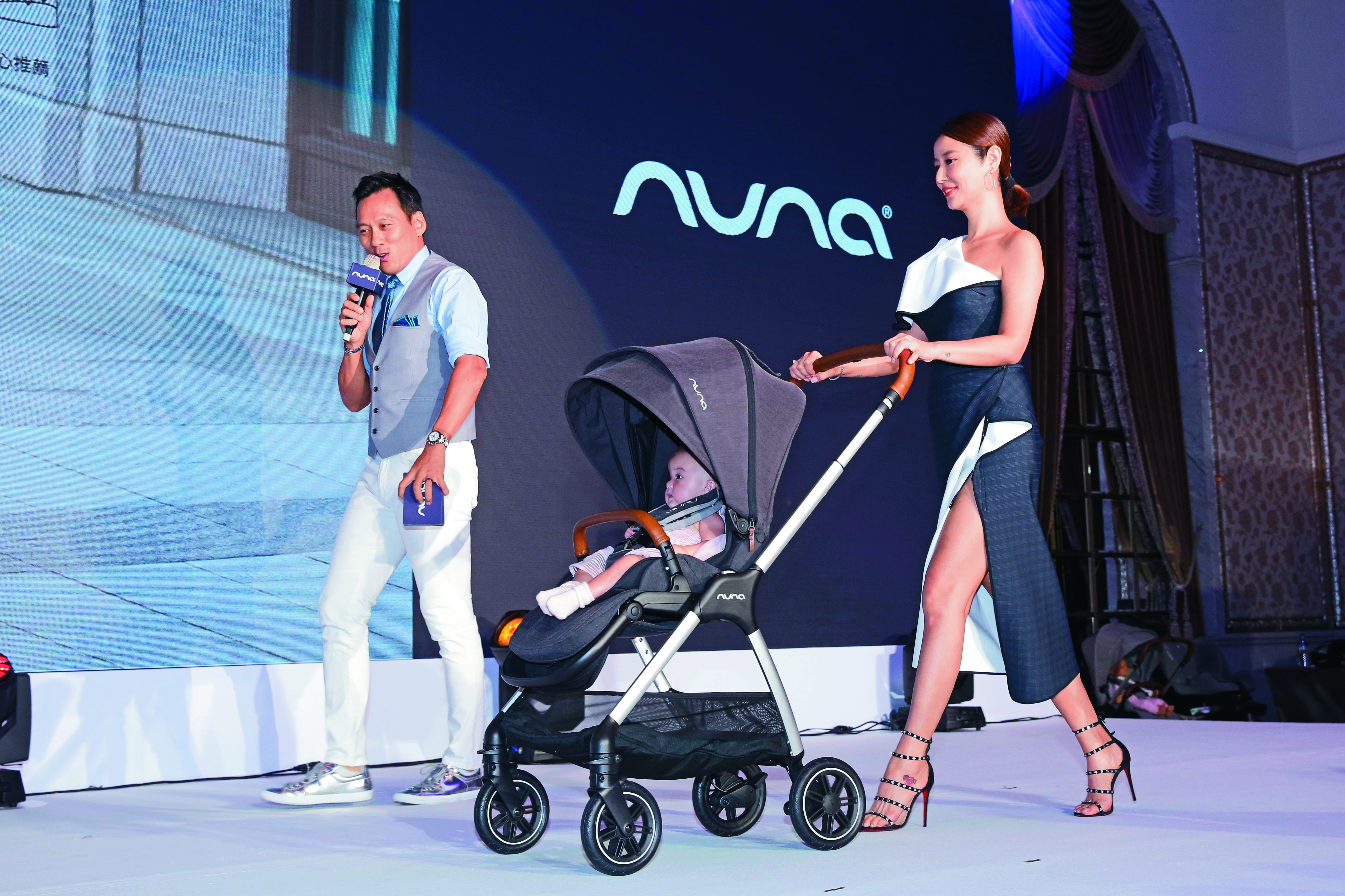 林心如的步伐令人精神大振，大概也是為了把左衩撐到最大吧！如此敬業的陣陣陰風令人佩服。左為艾力克斯。