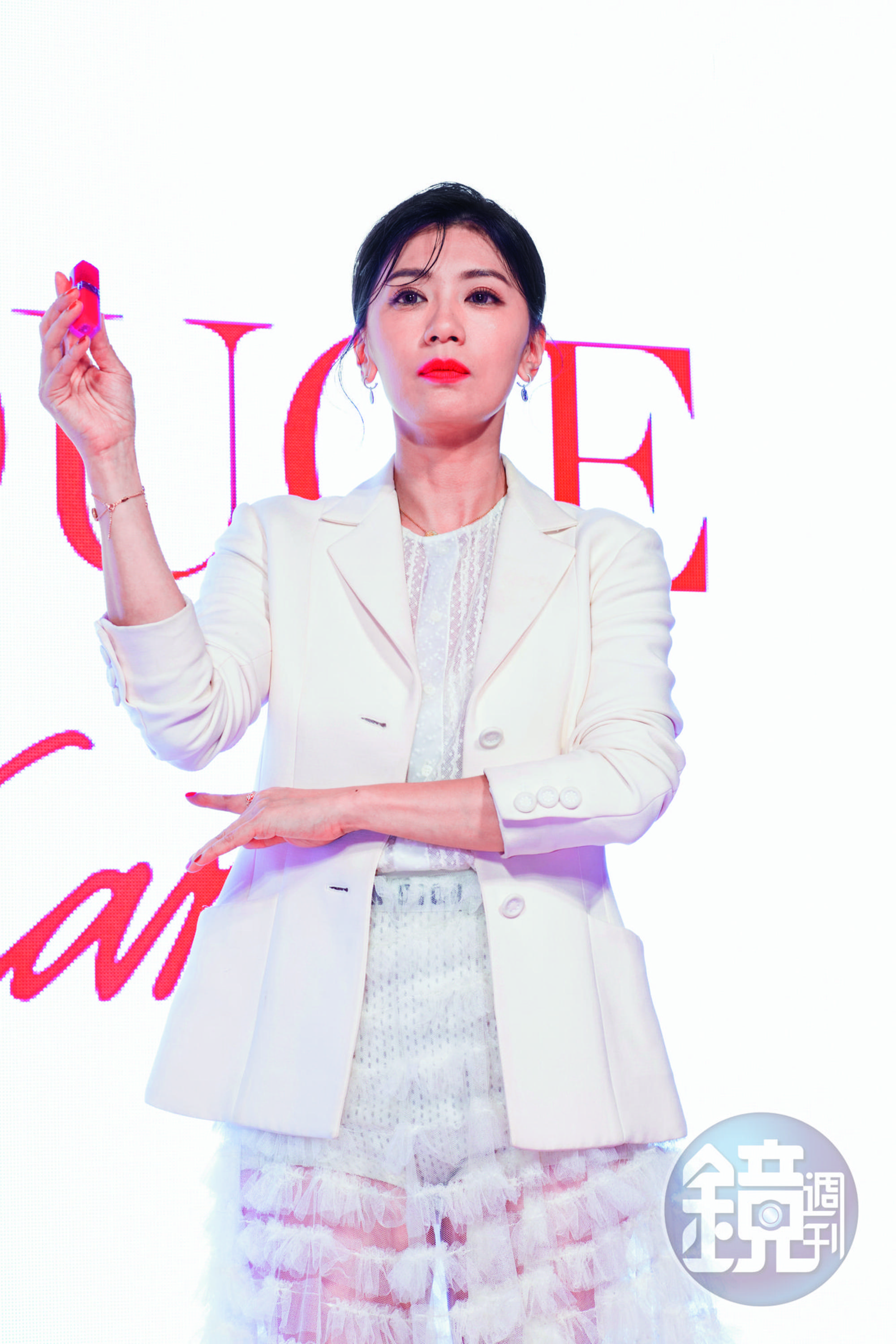 金鐘入圍兩天之後,賈靜雯整個人很有Attitude,不過靜止看來也是有點搞笑就是。