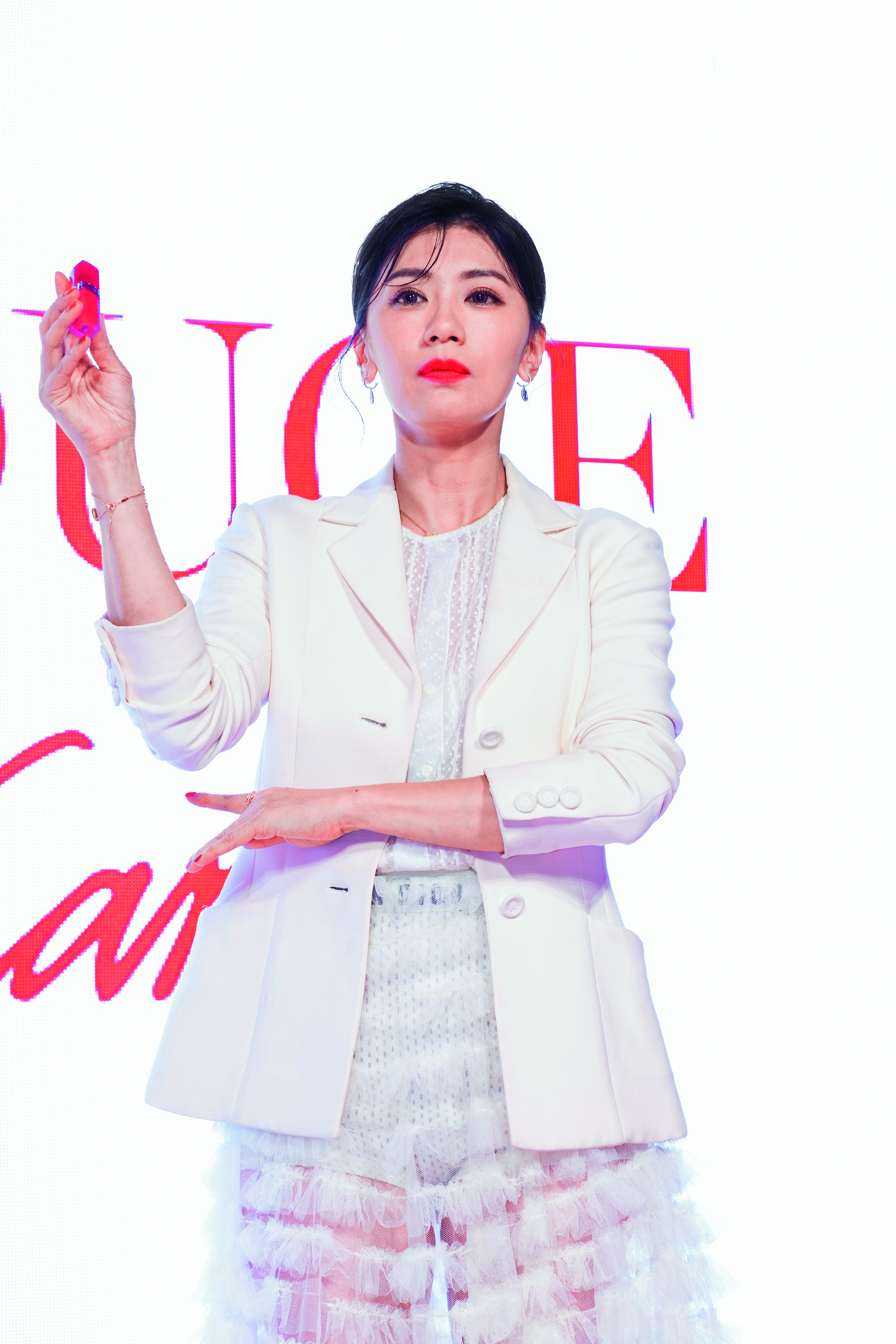金鐘入圍兩天之後，賈靜雯整個人很有Attitude，不過靜止看來也是有點搞笑就是。