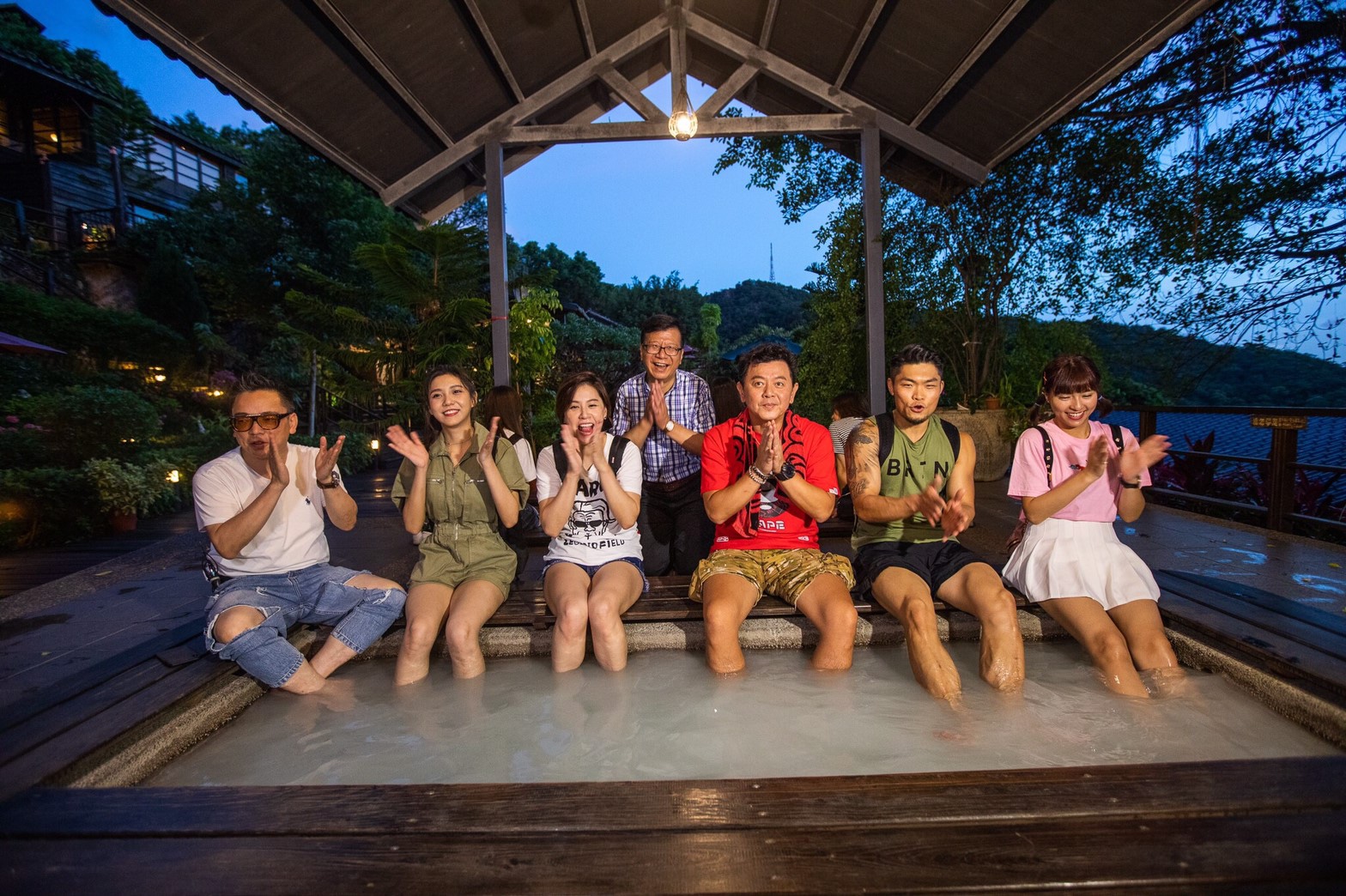 《旅行應援團之一起出發吧》本週由主持人庹宗康帶著李玖哲、黃小柔、詹惟中、峮峮及紫薇從大稻埕保安街傳統早餐開始，進行台北的回憶之旅。（衛視）