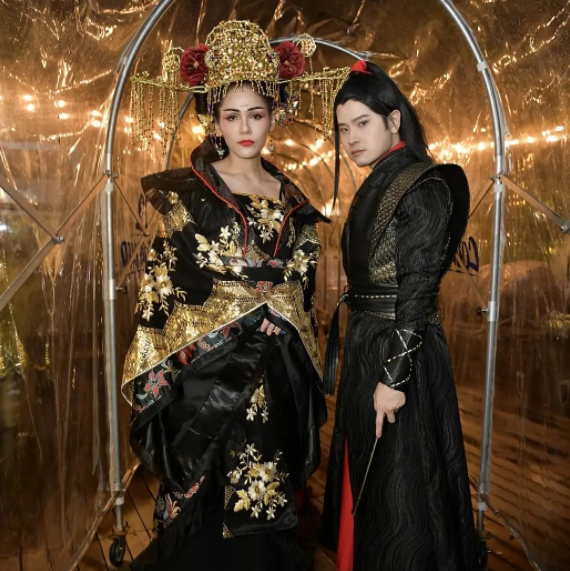 P Gong在自己的生日會上,扮起《陳情令》中肖戰演出的角色。(翻攝自新浪圖片)