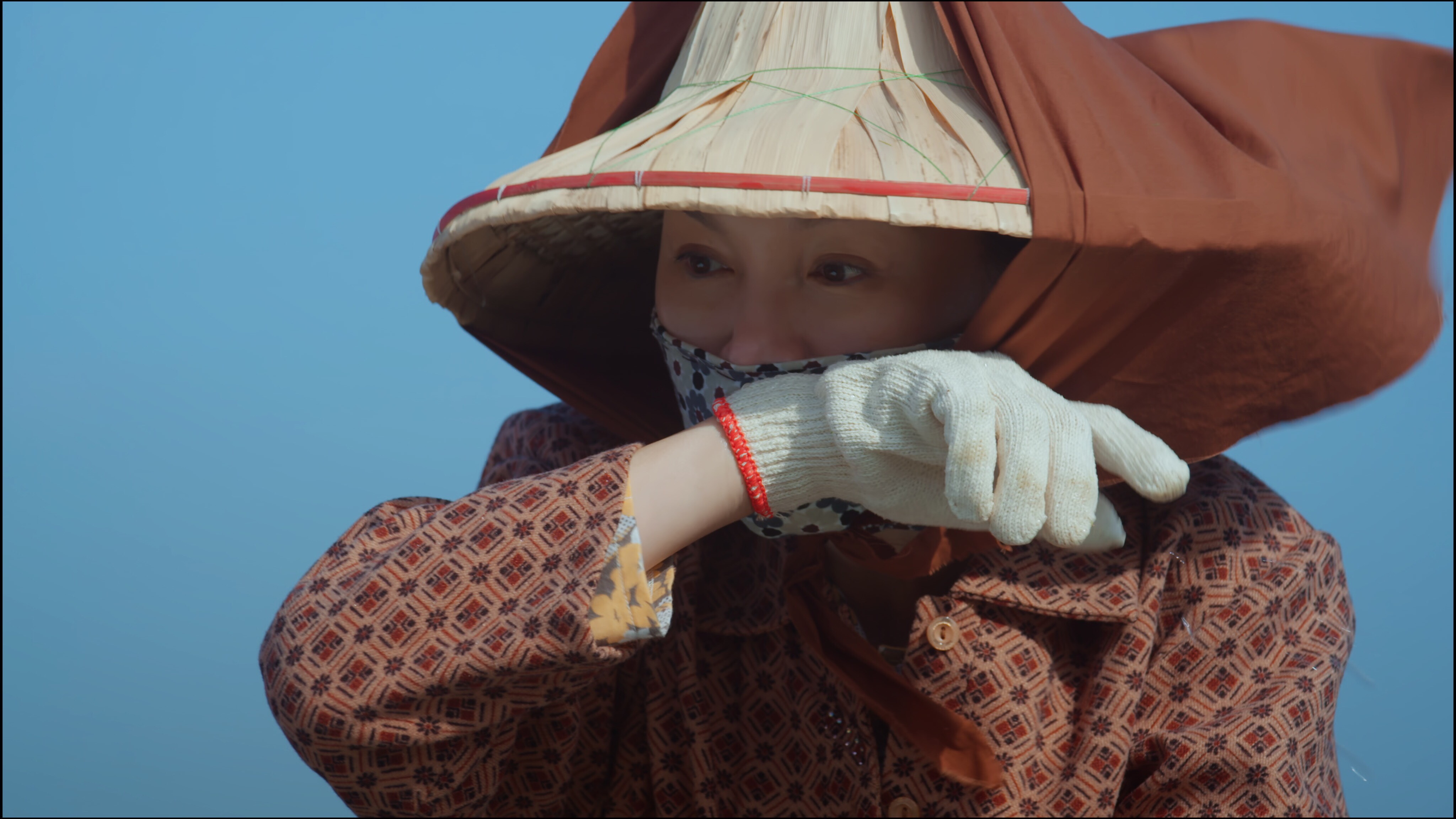 張瓊姿在劇中一家人遭逢巨變後，果斷的放下貴夫人身段，瞞著丈夫楊烈去海邊採海菜，再到市場變賣貼補家用。 （公視提供） 