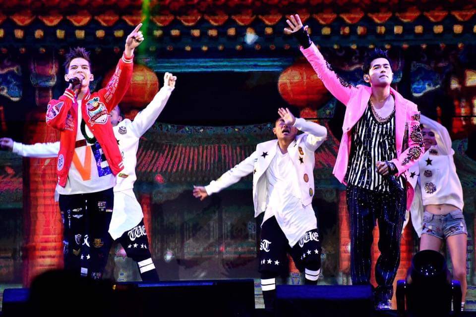 周杰倫開演唱會被粉絲砲轟愈來愈敷衍，找來一群子弟兵，包括自己的徒弟派偉俊來當嘉賓合唱塞時間。（翻攝自派偉俊臉書）