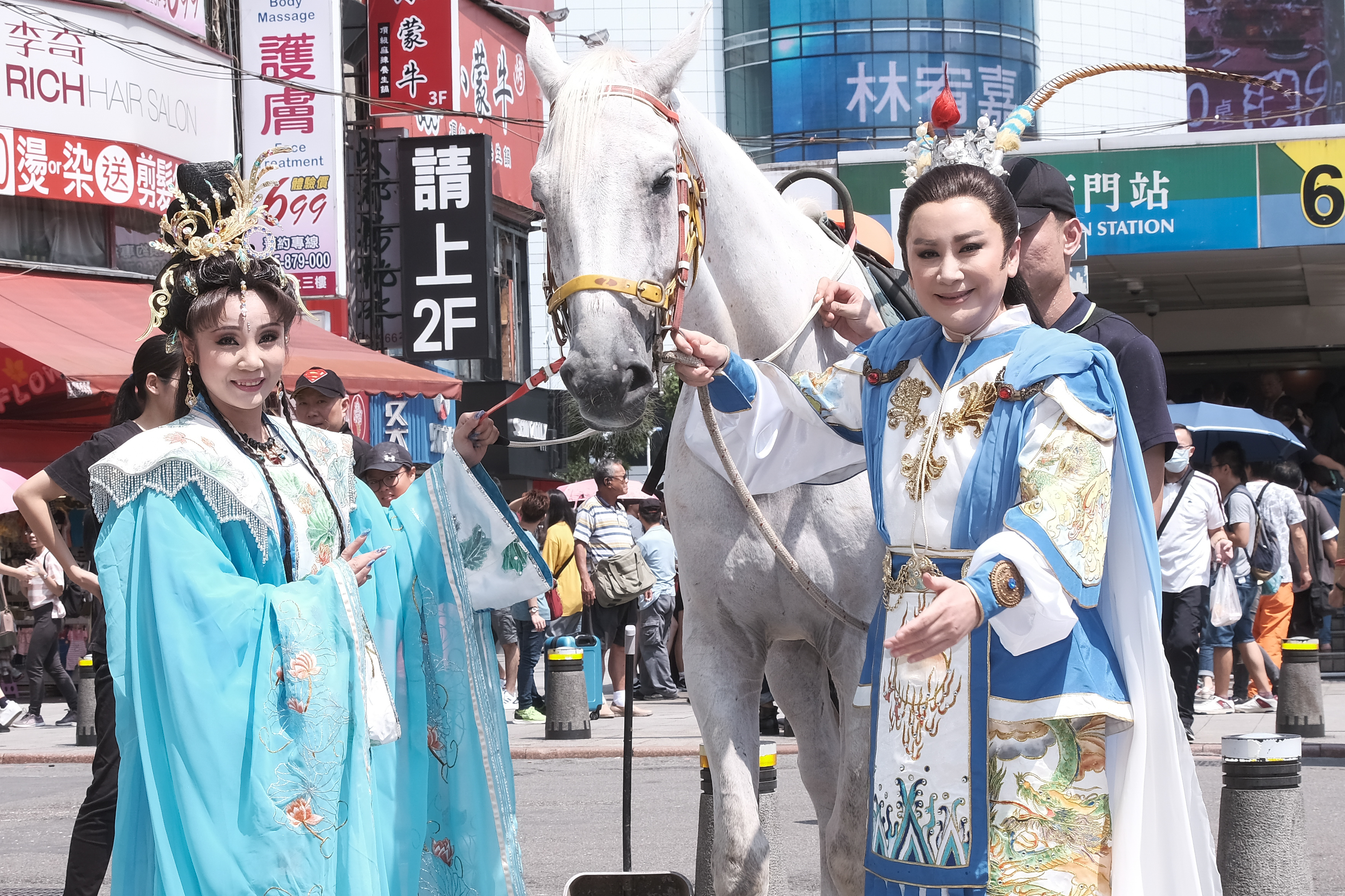 陳亞蘭與林佩儀著古裝在西門町舉行快閃活動。