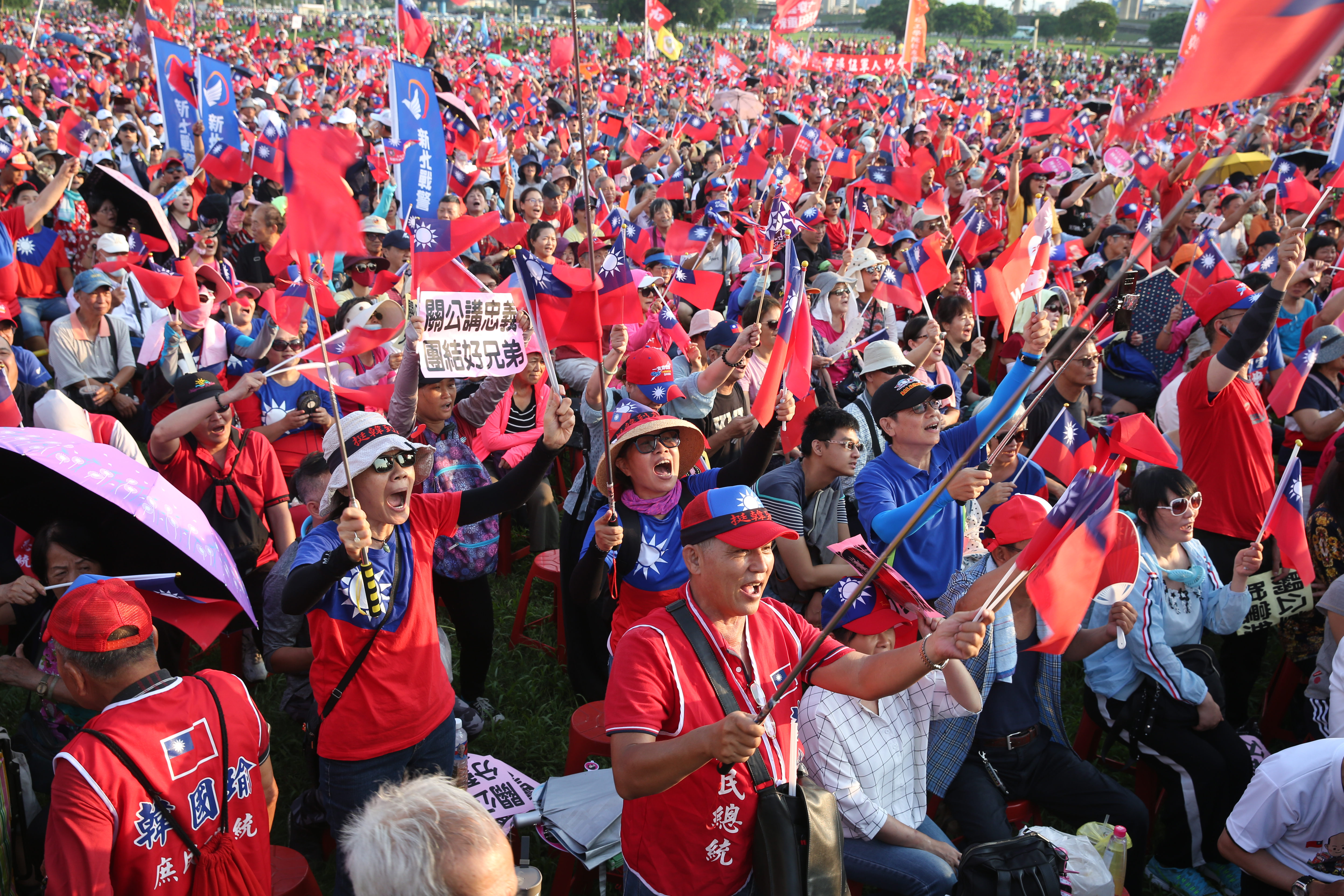 國民黨總統參選人韓國瑜今（8日）晚在新北市三重區舉辦造勢活動，晚間6點左右，主辦單位宣稱現場已經超20萬人，場面相當熱鬧。