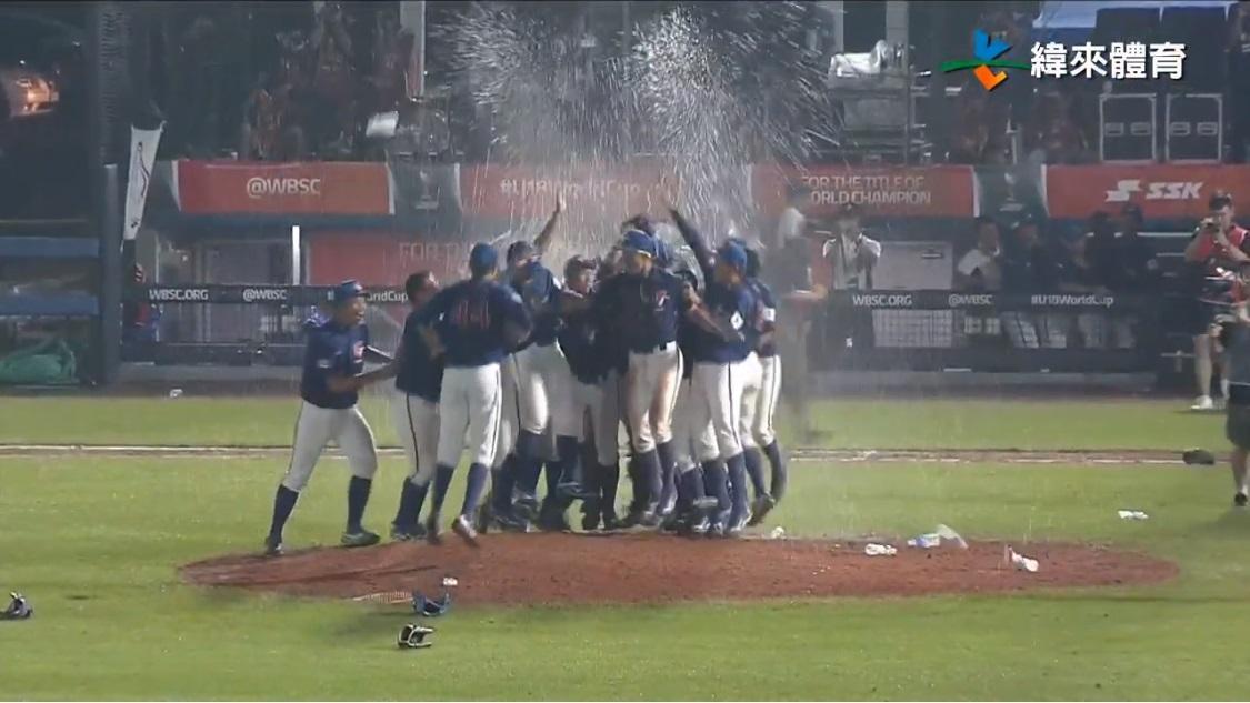 今晚在韓國進行的U18世界盃青棒賽，台灣隊以2：1擊敗尋求5連霸的美國隊，賽後全隊聚在投手丘慶祝。（翻攝自緯來體育台YouTube）