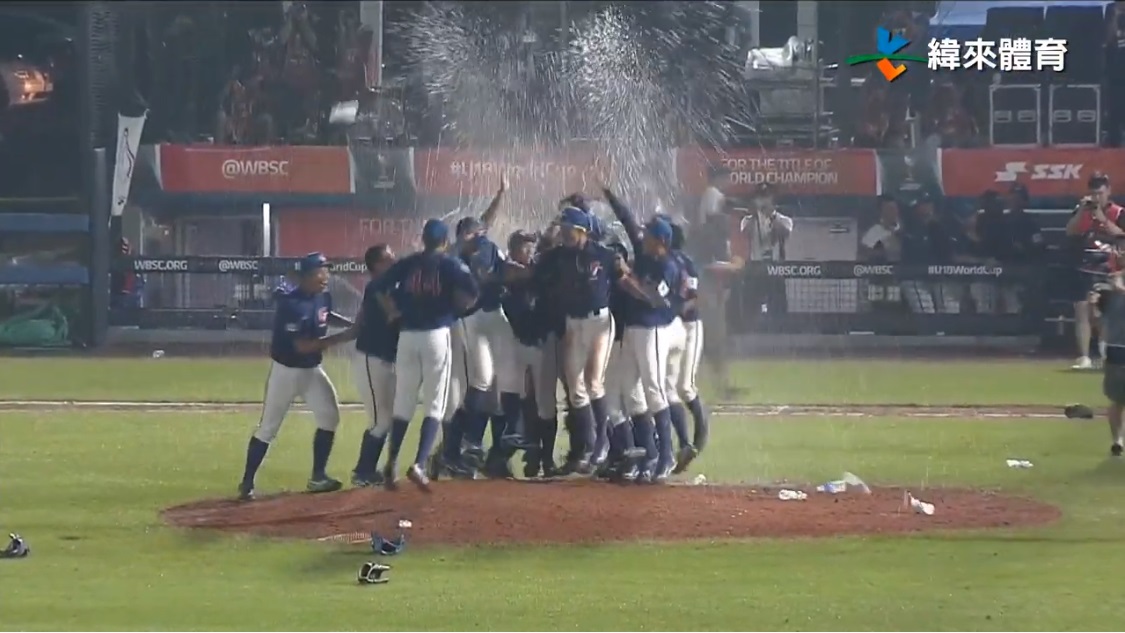 今晚在韓國進行的U18世界盃青棒賽，台灣隊以2：1擊敗尋求5連霸的美國隊，賽後全隊聚在投手丘慶祝。（翻攝自緯來體育台YouTube）