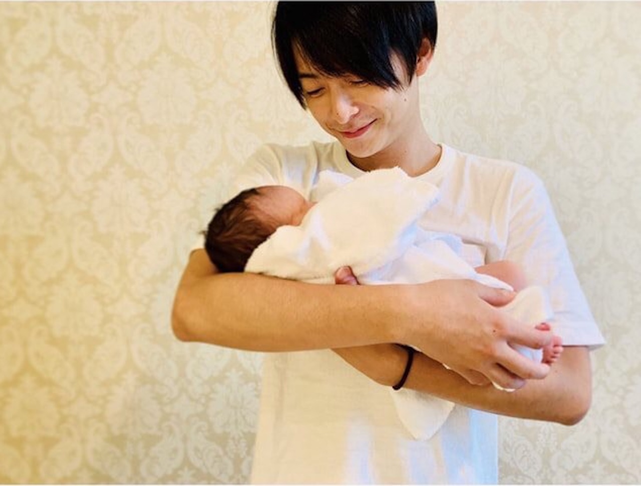 日星小池徹平秀愛子合照，宣布已為人父。（翻攝自小池徹平IG）