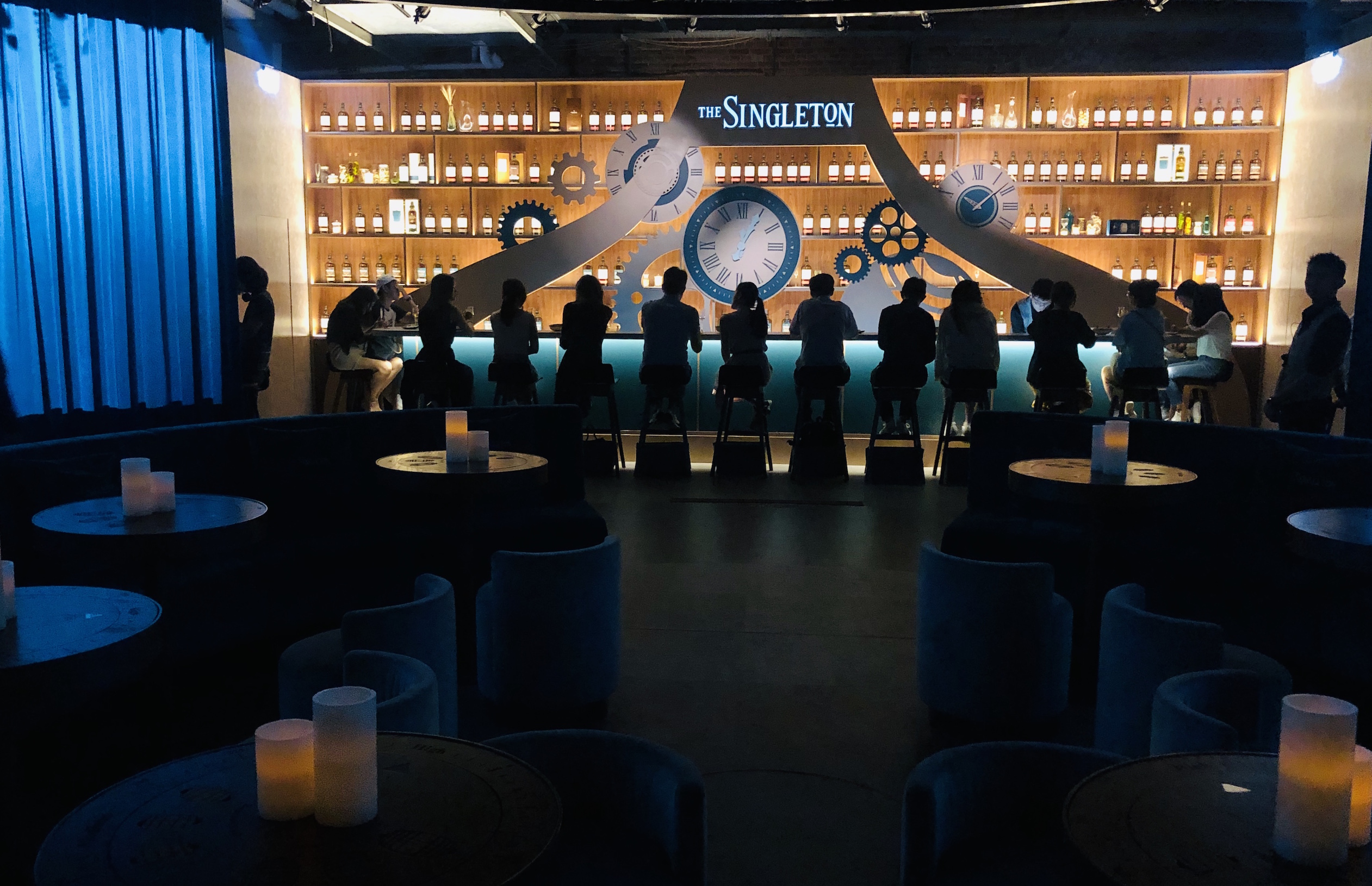 蘇格登威士忌打造全台首創會旋轉的期間限定酒吧，成功製造話題。