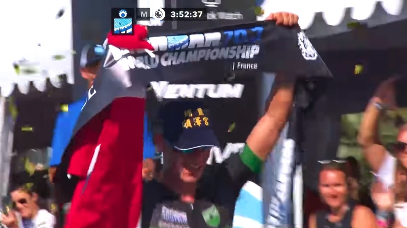 挪威選手伊登（Gustav Iden）頭上著來自台灣彰化「埔鹽順澤宮」的幸運帽，在法國尼斯鐵人三項中奪冠。（翻攝自IRONMAN Europe臉書）